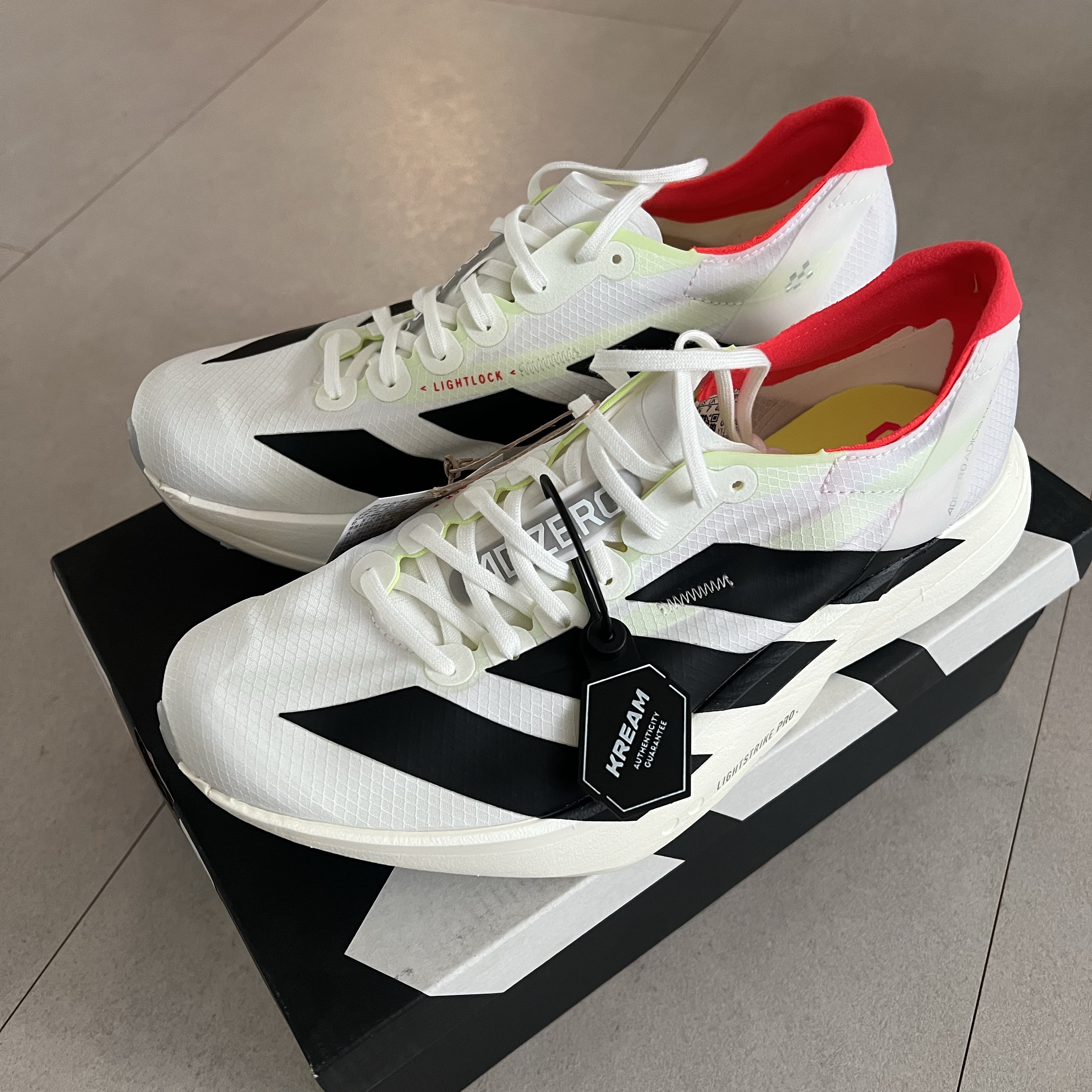 Adidas Adizero Adios Pro 4 Cloud White Core Black 착용 스타일
