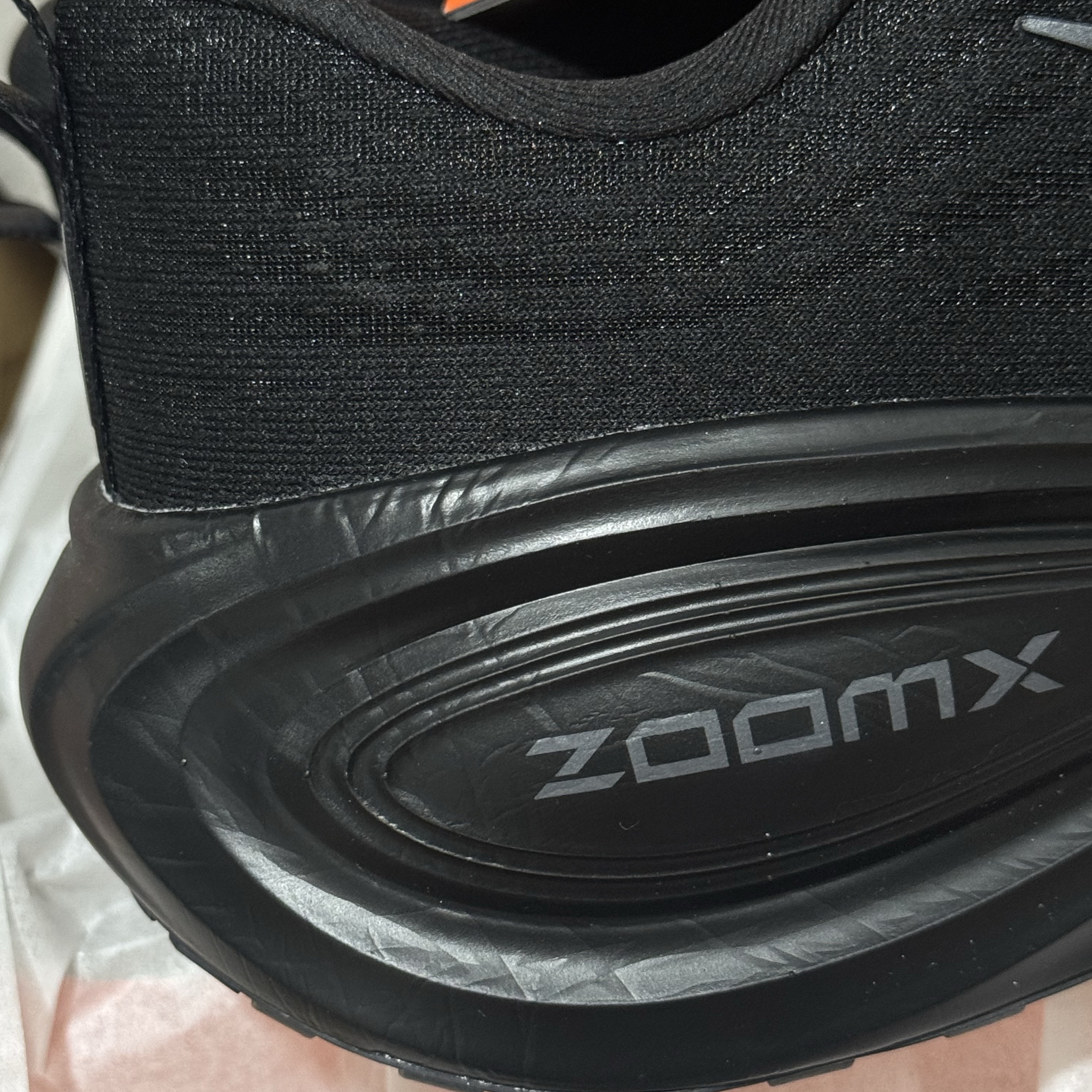 Nike Vomero Plus Black Metallic Dark Grey 착용 스타일 - 2