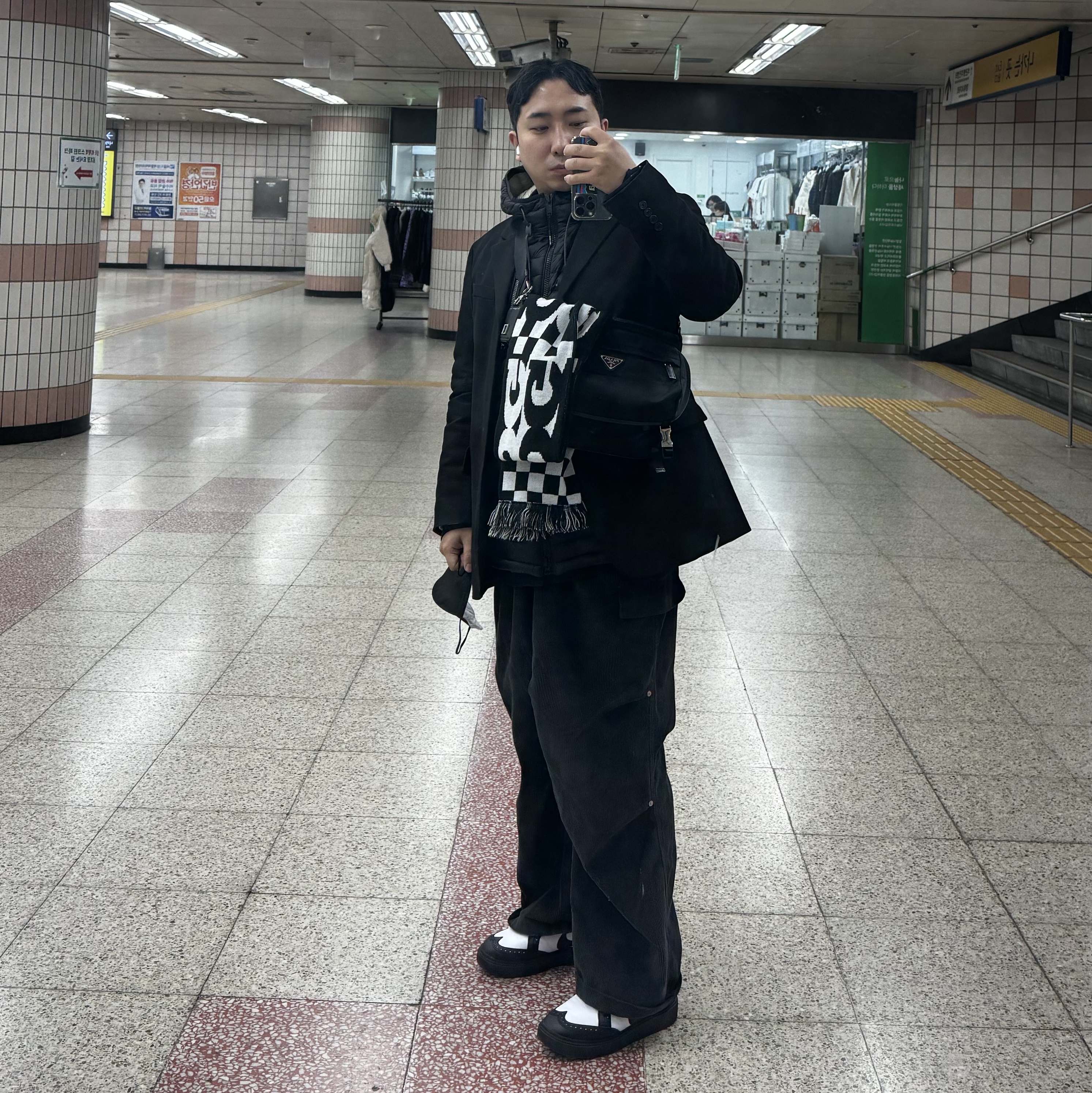 Nike x Peaceminusone Kwondo1 Black and White, CDG Logo Check Muffler White Black 착용 스타일
