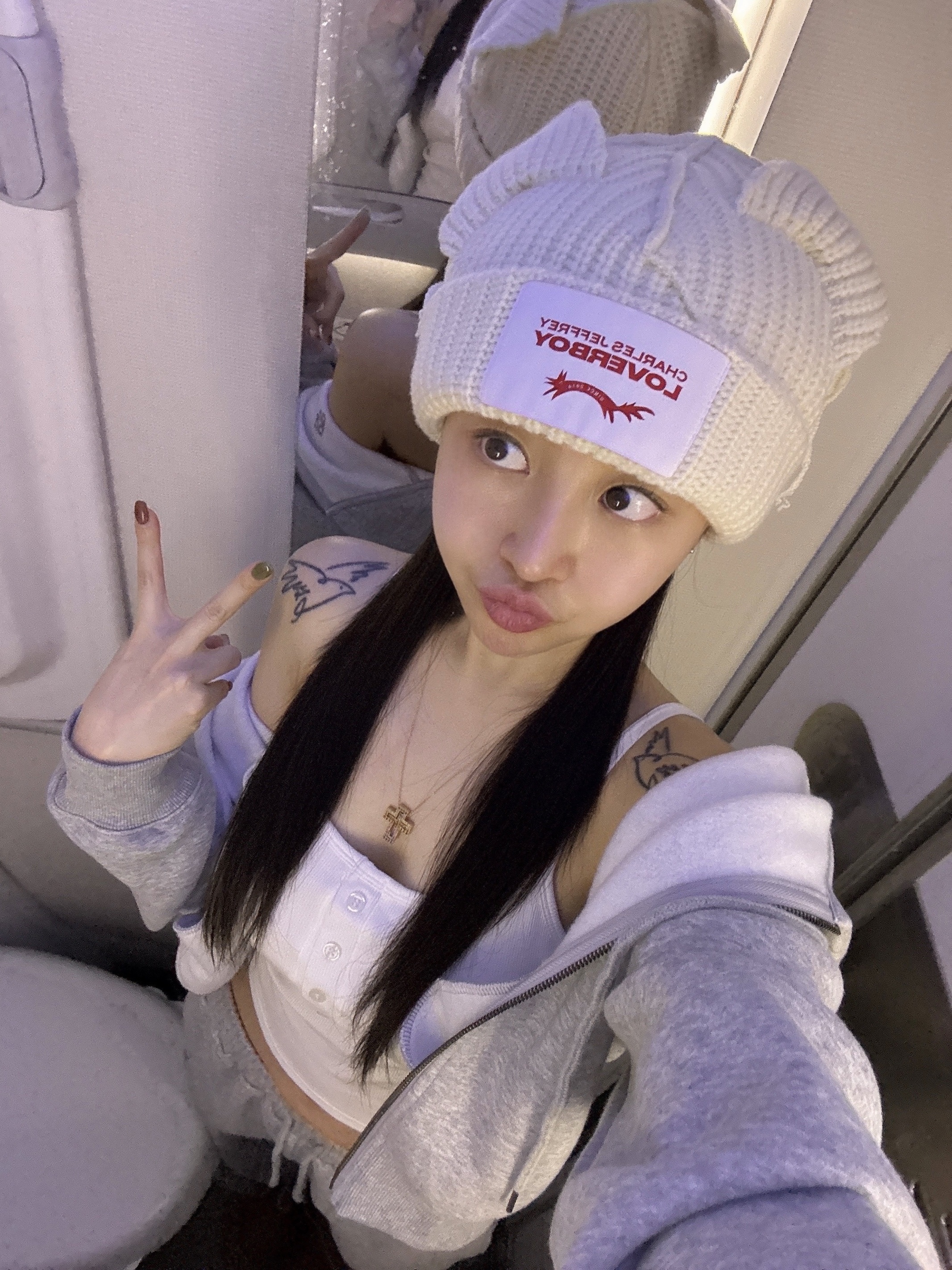 Charles Jeffrey Loverboy Chunky Ears Beanie Ecru, Damiani Belle Epoque Rainbow Sapphires 20x26mm Necklace Pink Gold 착용 스타일 - 1