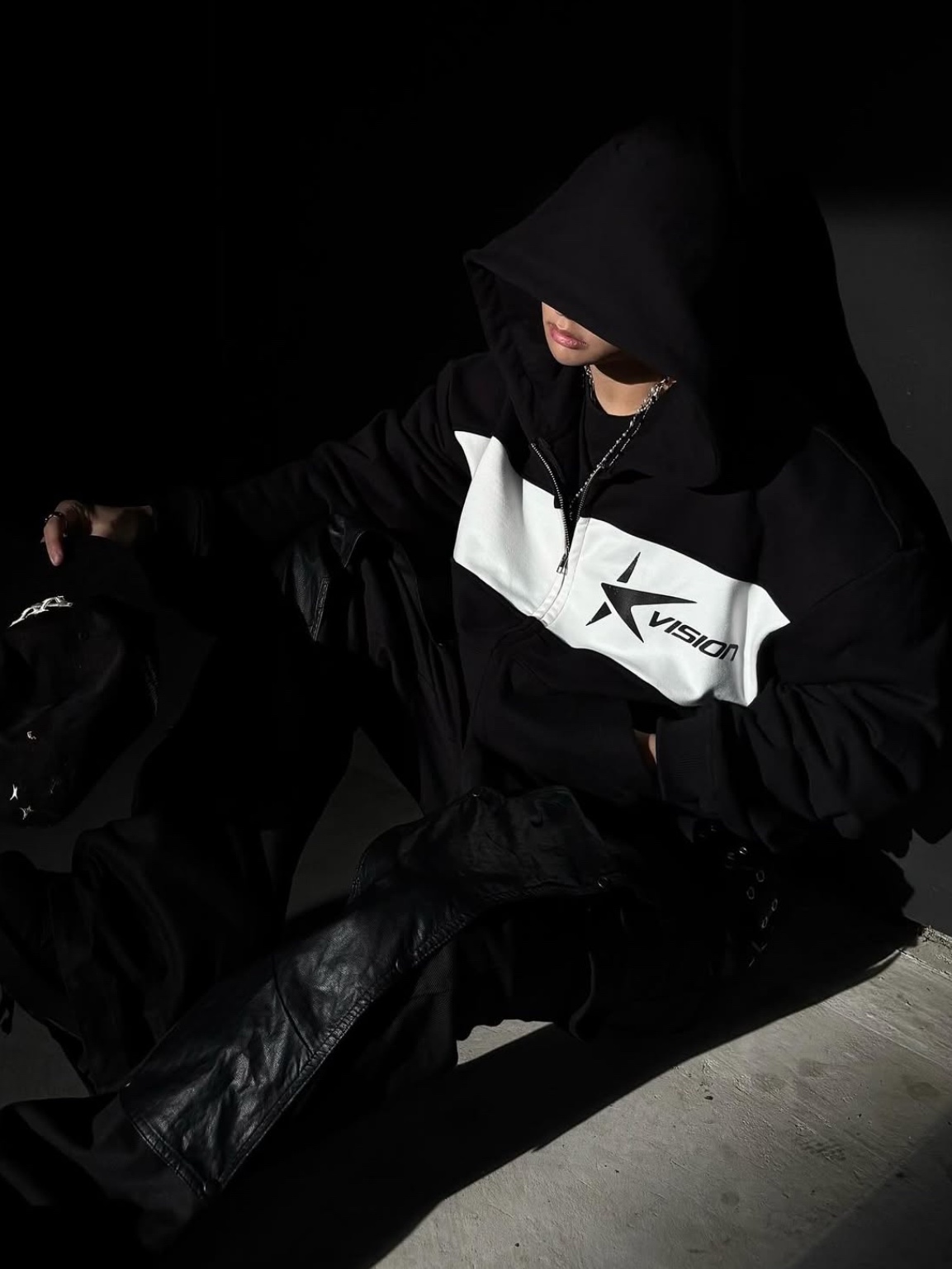 Civision by CSC Star Logo Hoodie Zip-Up Black 착용 스타일 - 1