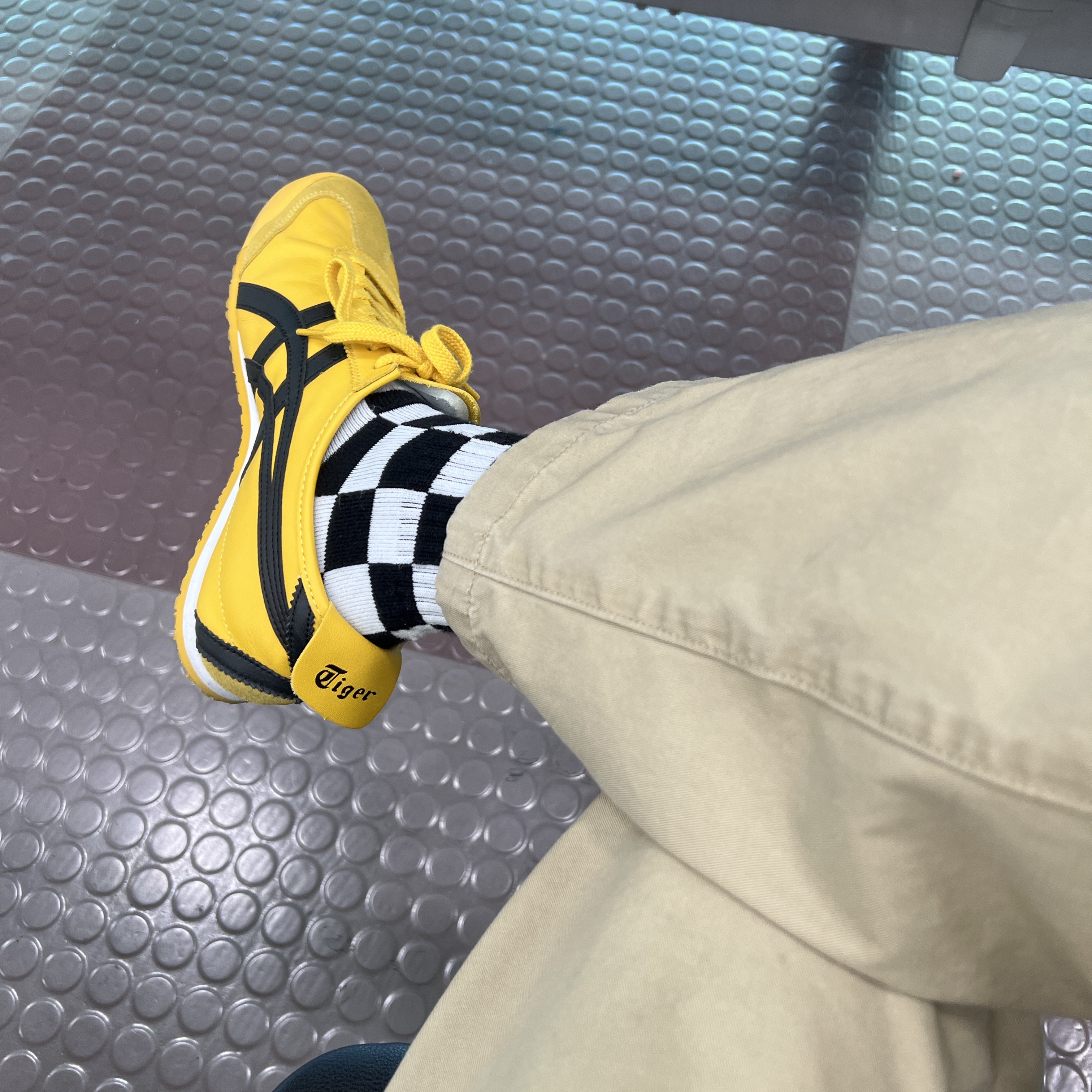 Onitsuka Tiger Mexico 66 Yellow Black 착용 스타일 - 2