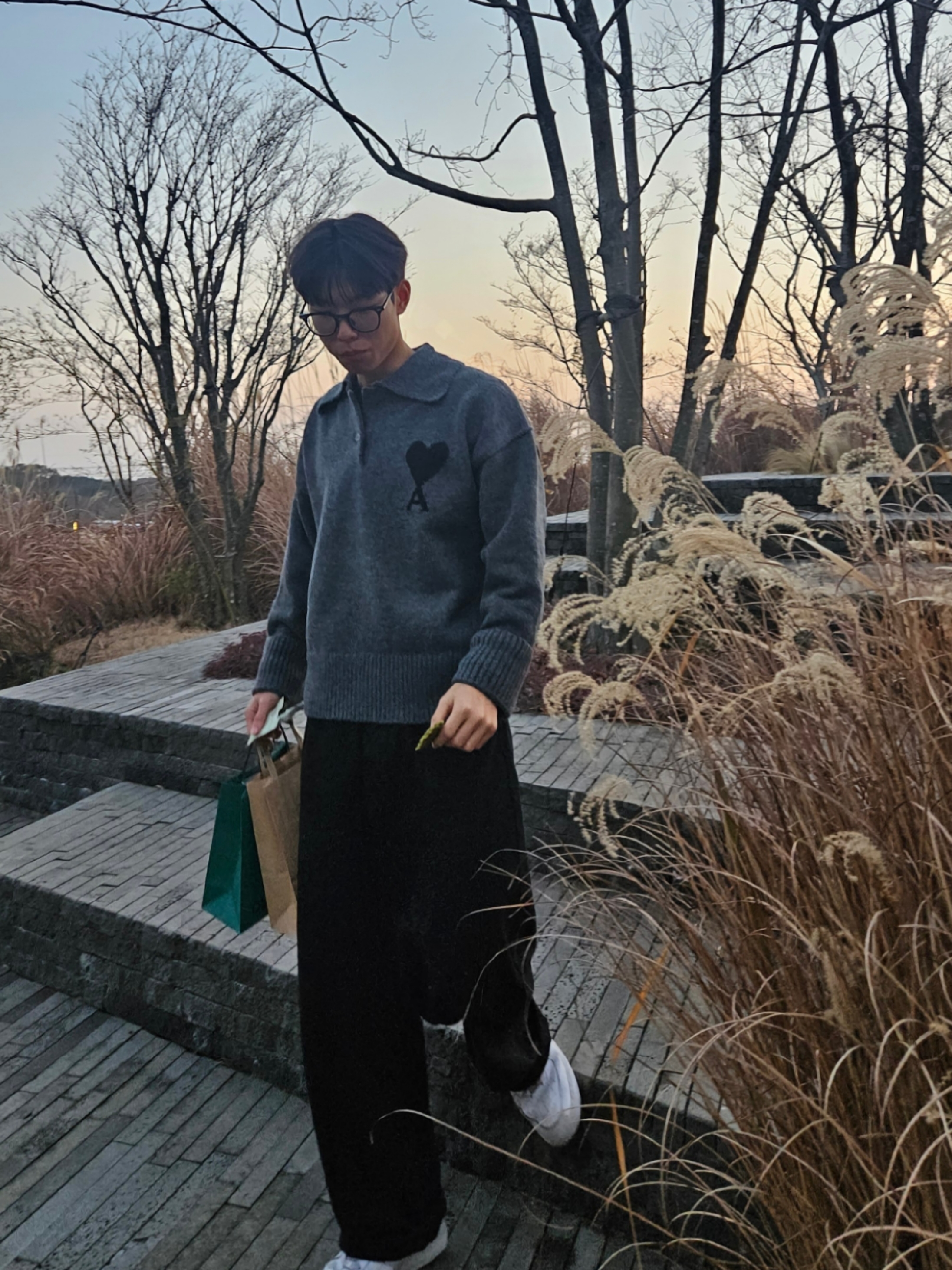 AMI de Coeur Wool Long Sleeves Knit Polo Shirt Gray 착용 스타일 - 2