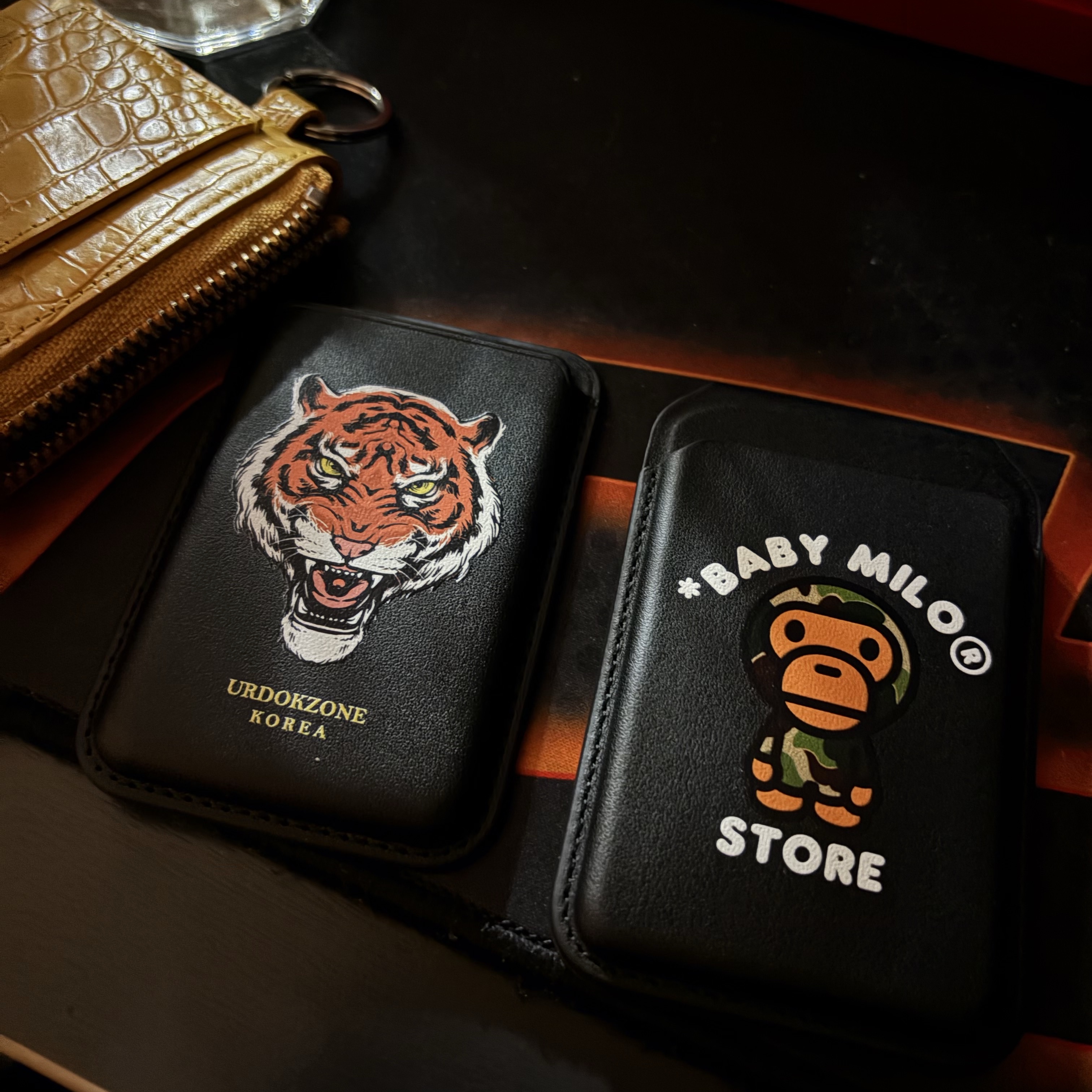 BAPE Baby Milo MagSafe Card Holder Black 착용 스타일 - 1