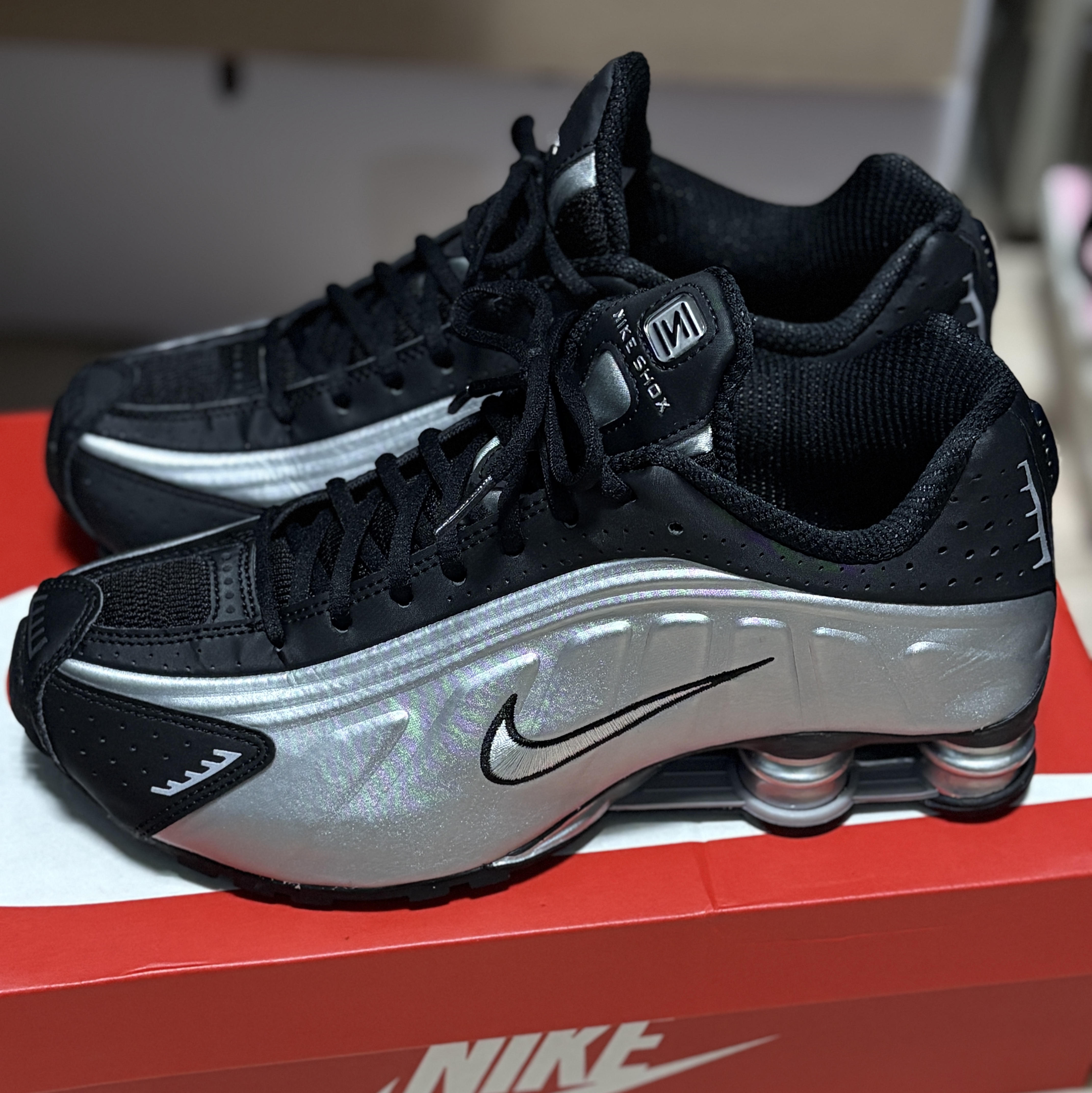 Nike Shox R4 Metallic Silver Black 착용 스타일 - 2