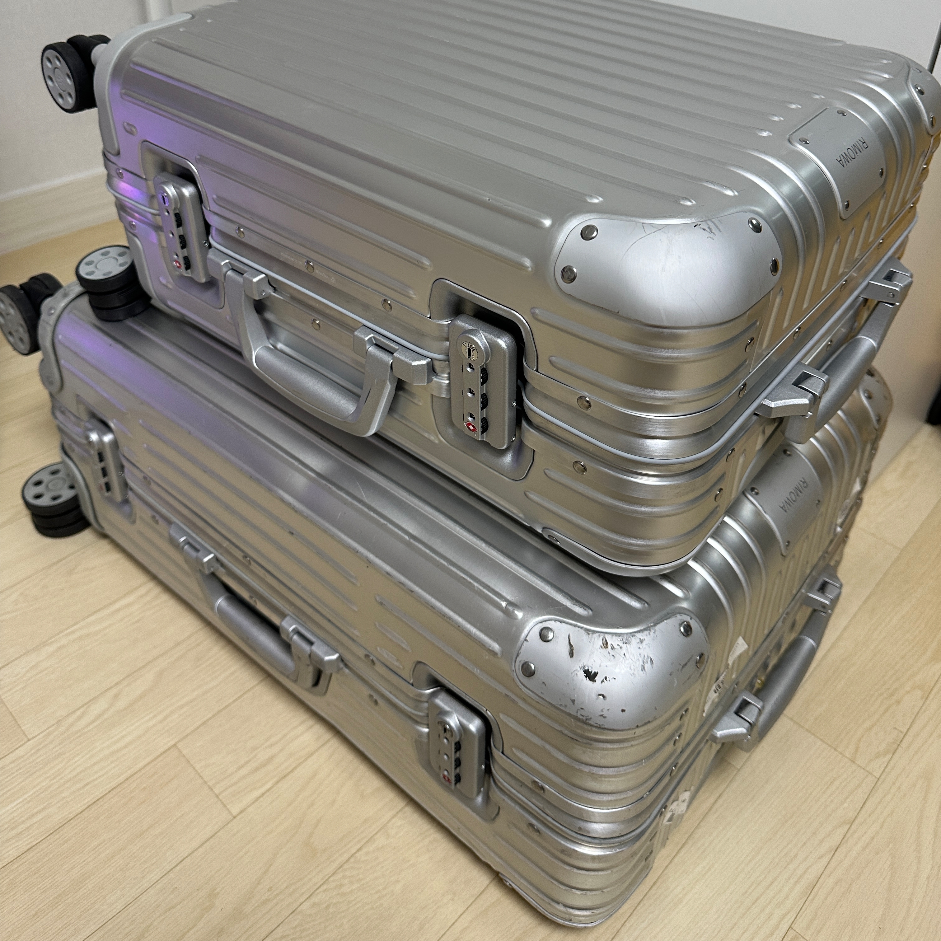 Rimowa Original Cabin Aluminium Suitcase Silver, Rimowa Classic Check-In M Aluminum Silver 착용 스타일