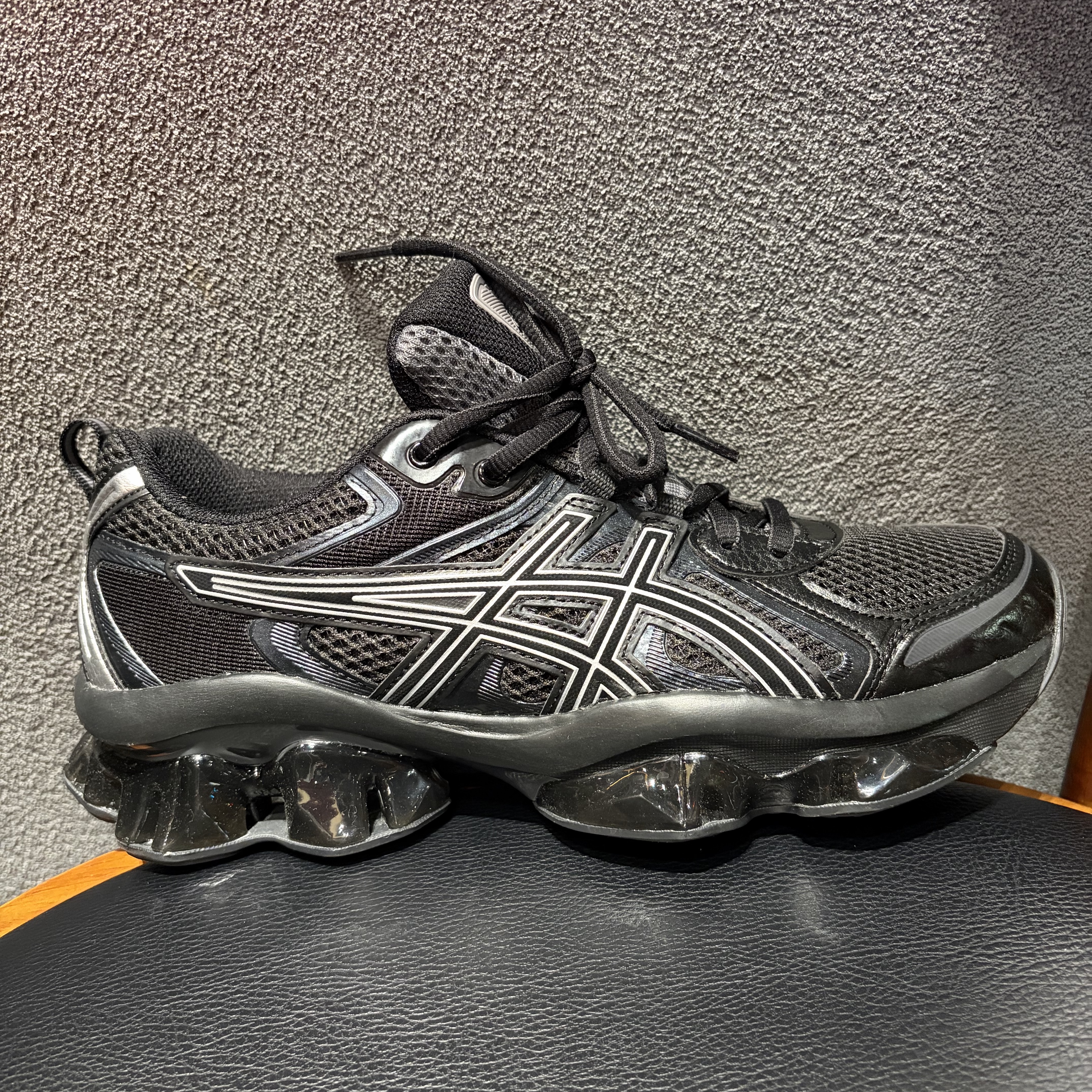 Asics Gel-Quantum Kinetic Graphite Grey Black 착용 스타일