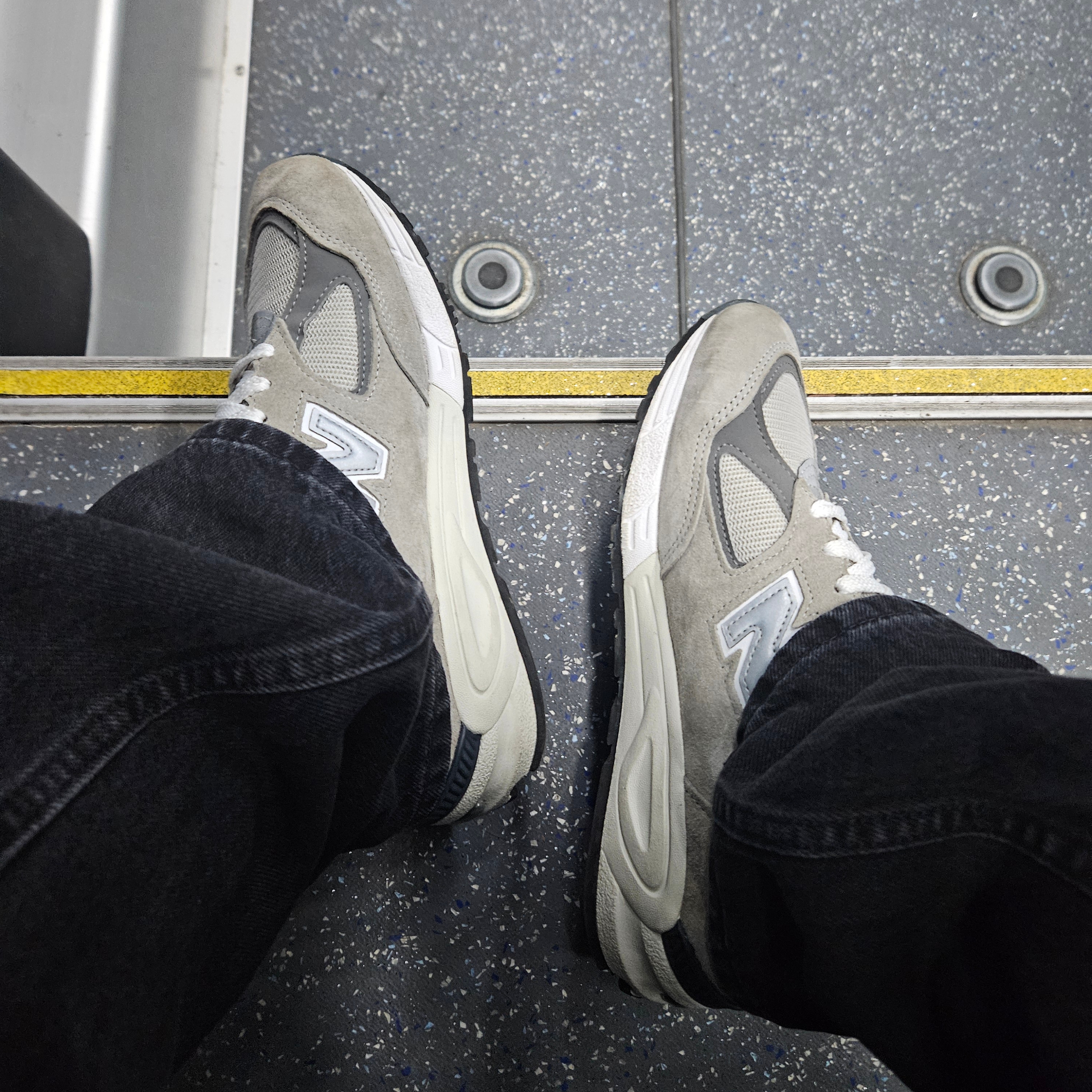 New Balance 990v2 Made in USA Grey 착용 스타일