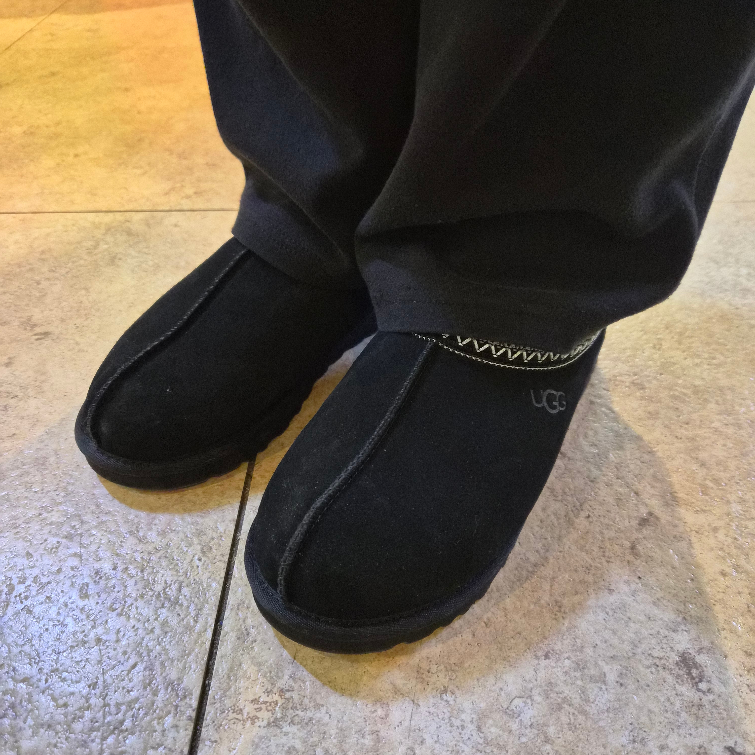 UGG Tasman II Slipper Black 착용 스타일