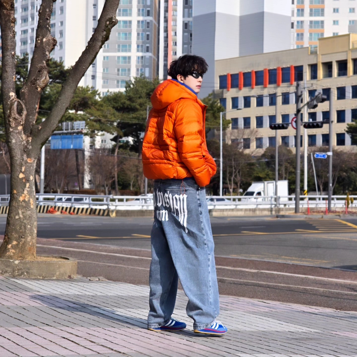 New Balance Flying 77 Superlight Hooded Goose Down Jacket Orange, NOMANUAL Raw Vision Denim Pants White Blue 착용 스타일 - 8