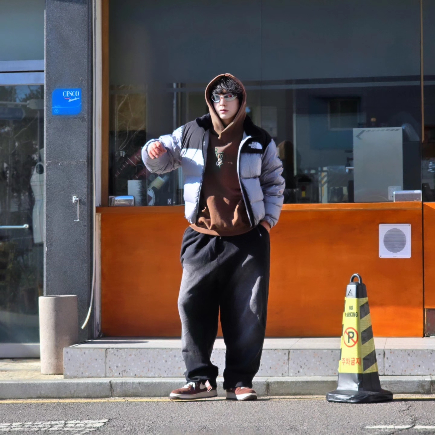 The North Face White Label Novelty Nuptse Down Jacket Heather Gray, Nike Air Force 1 Mid '07 QS Chocolate 착용 스타일 - 2