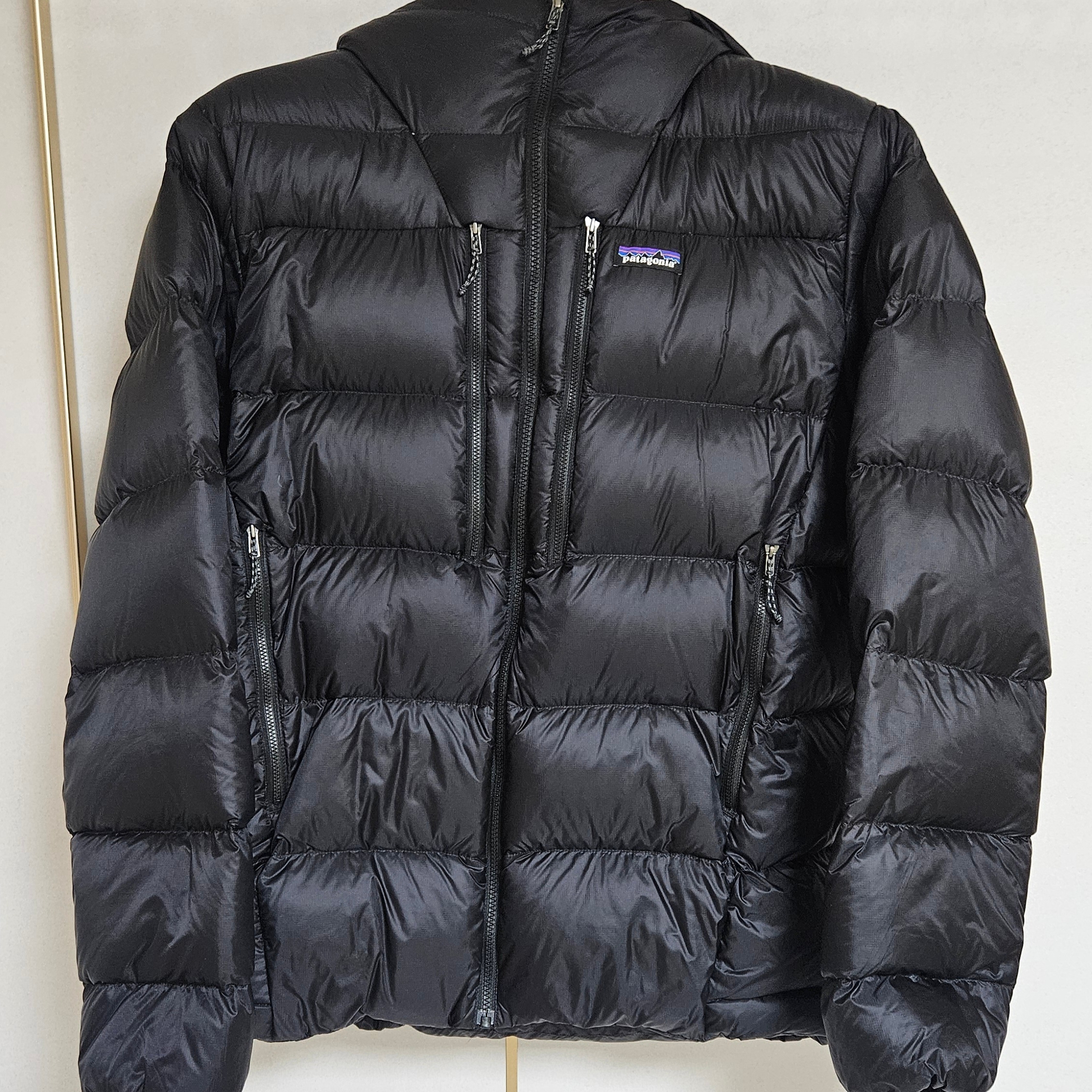 Patagonia Fitz Roy Down Hoody Black 착용 스타일