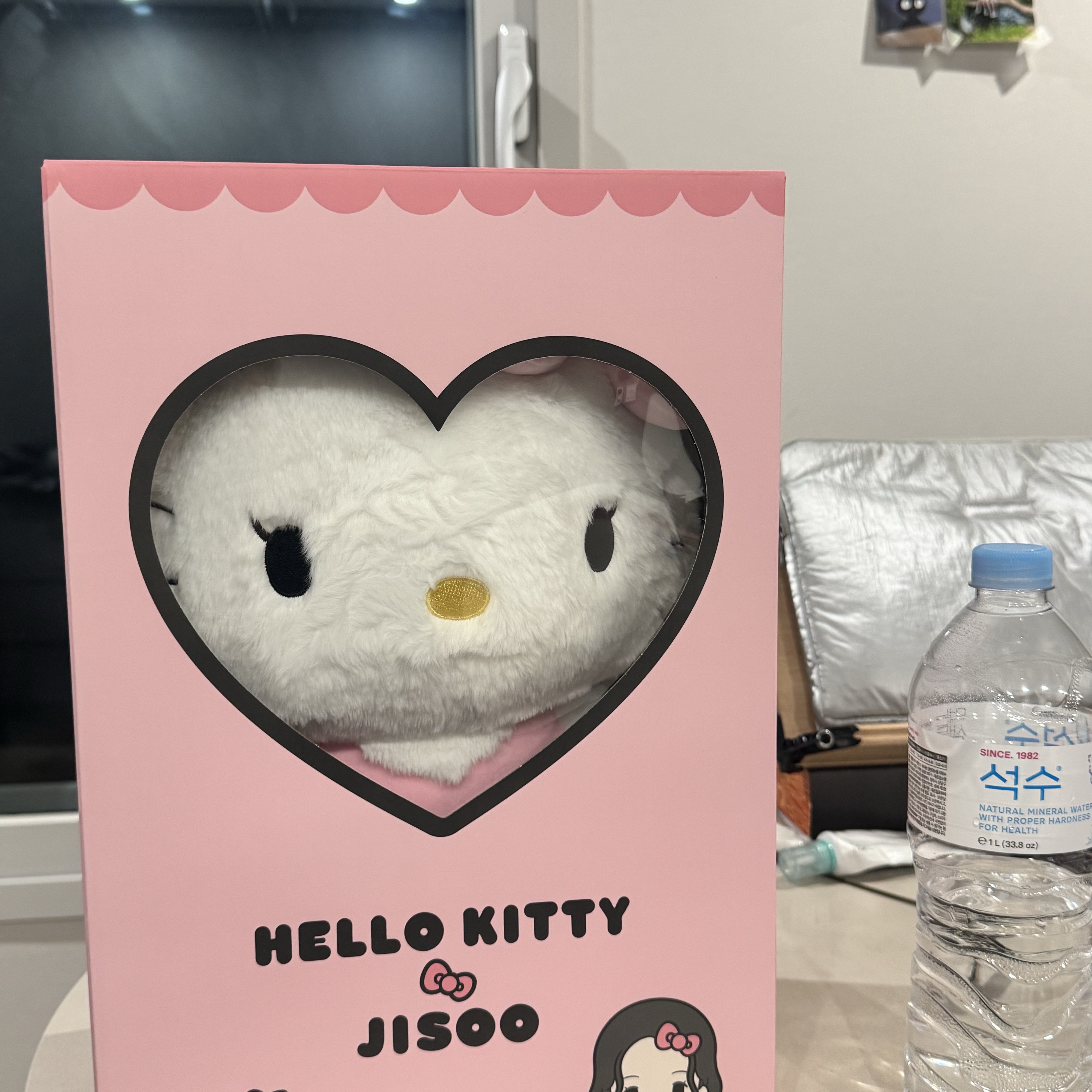 HELLO KITTY x JISOO 40cm Character Doll Original 착용 스타일 - 2