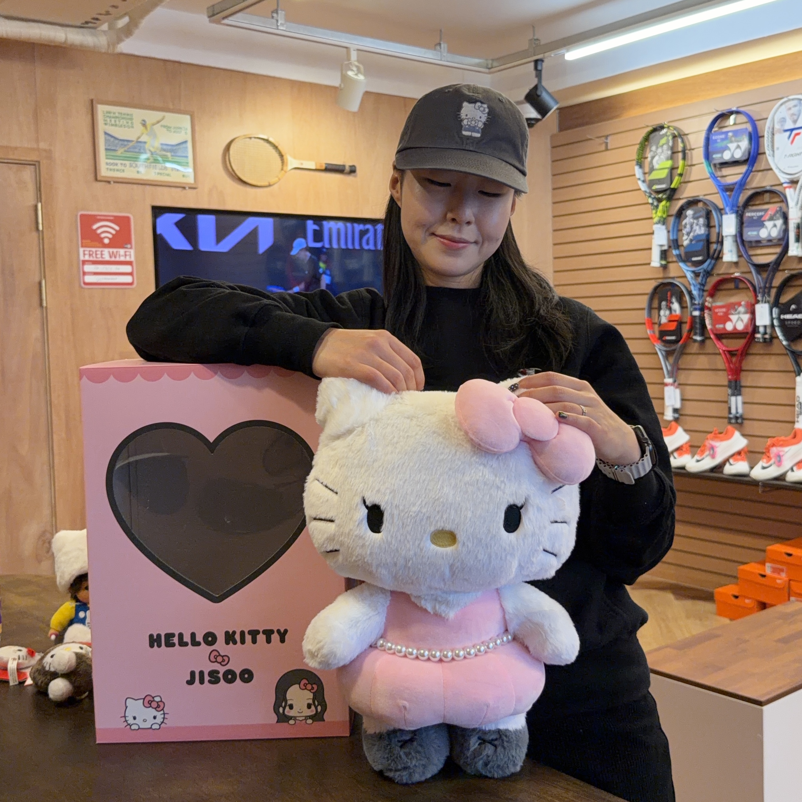 Farven x Hello Kitty Washed  Embroidered Ball Cap_Charcoal 착용 스타일 - 1
