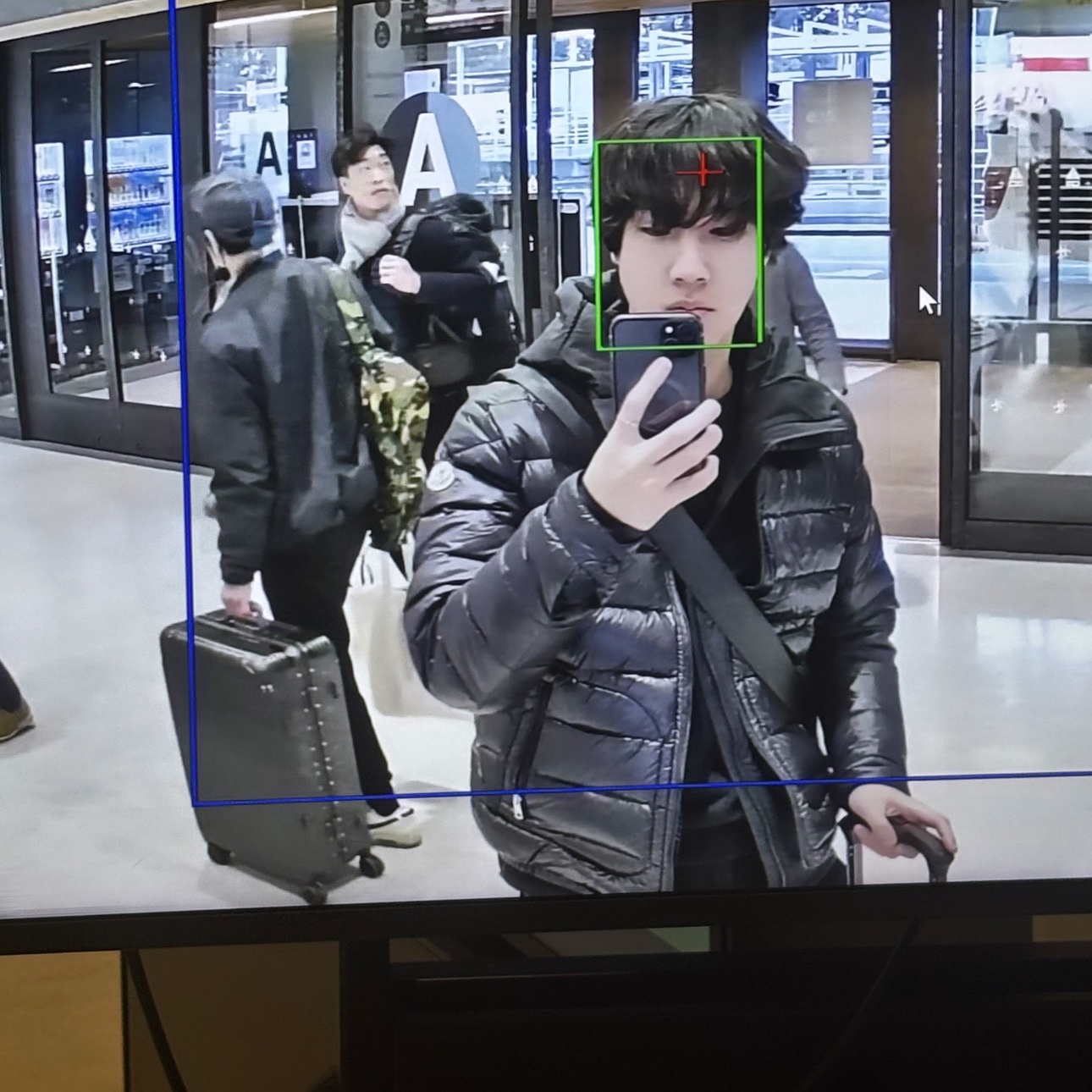 Moncler Acorus Short Down Jacket Night Blue - 26SS, Arc'teryx Atom Hoody Black 착용 스타일 - 2