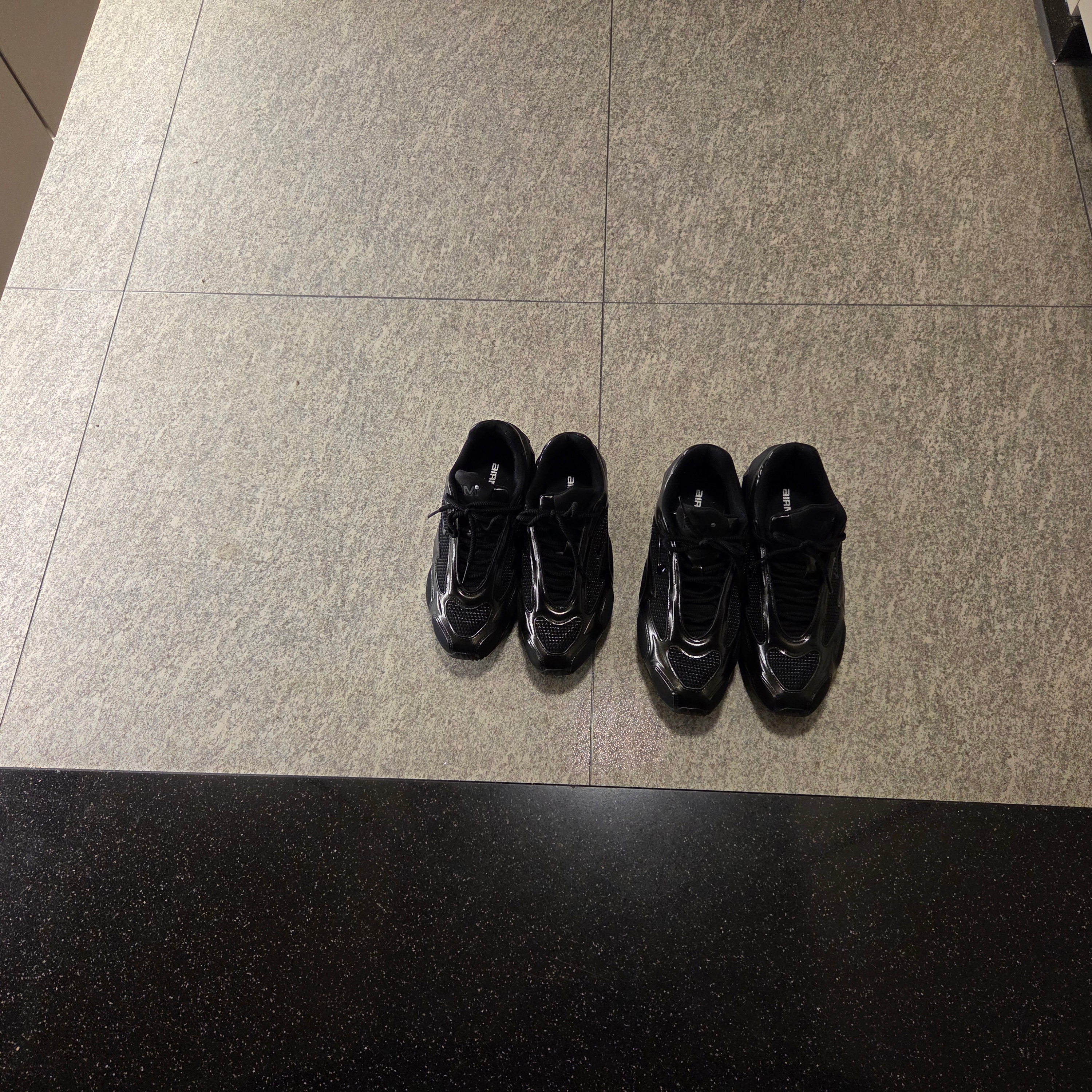 (W) Nike Air Max Muse Triple Black 착용 스타일 - 2