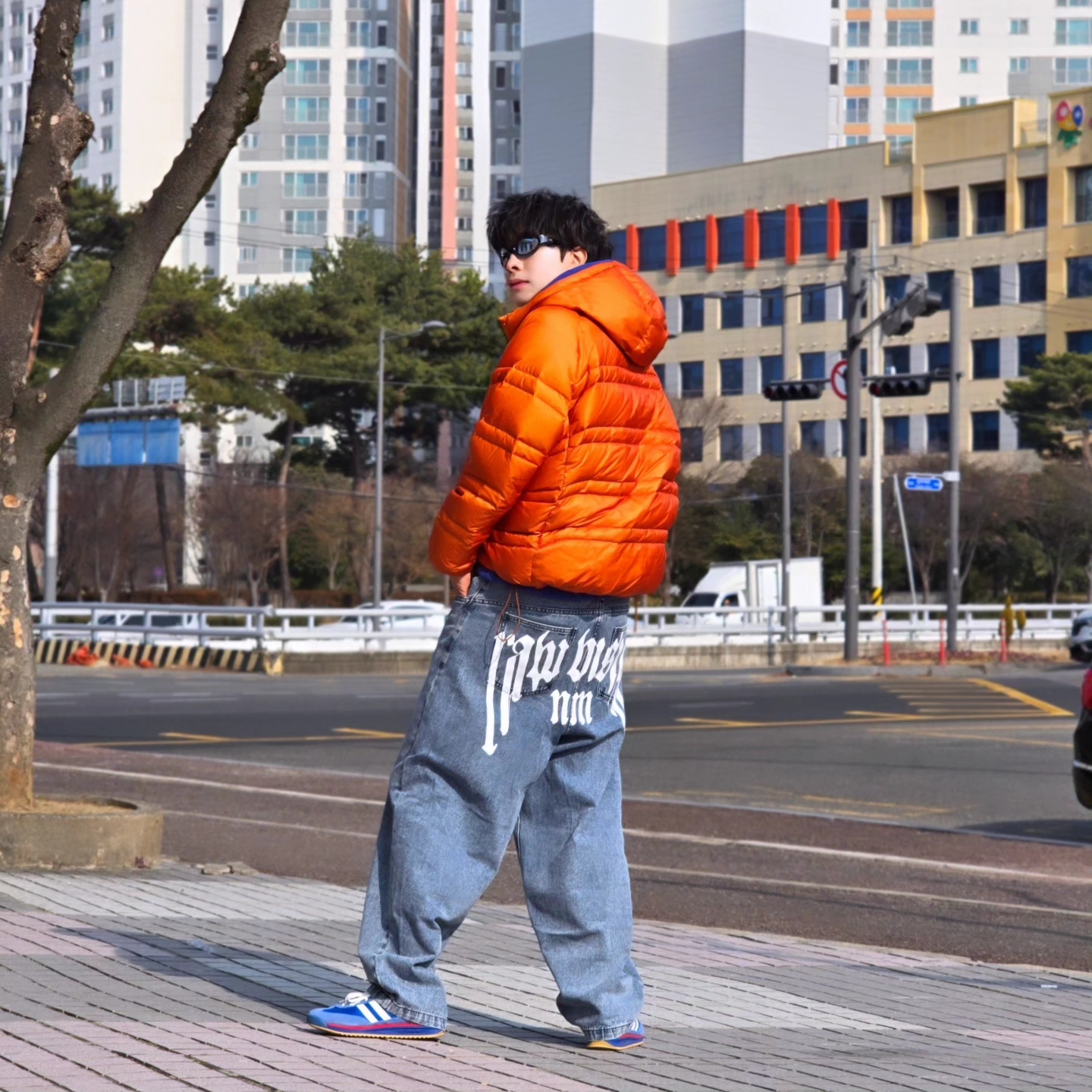 New Balance Flying 77 Superlight Hooded Goose Down Jacket Orange, NOMANUAL Raw Vision Denim Pants White Blue 착용 스타일 - 3
