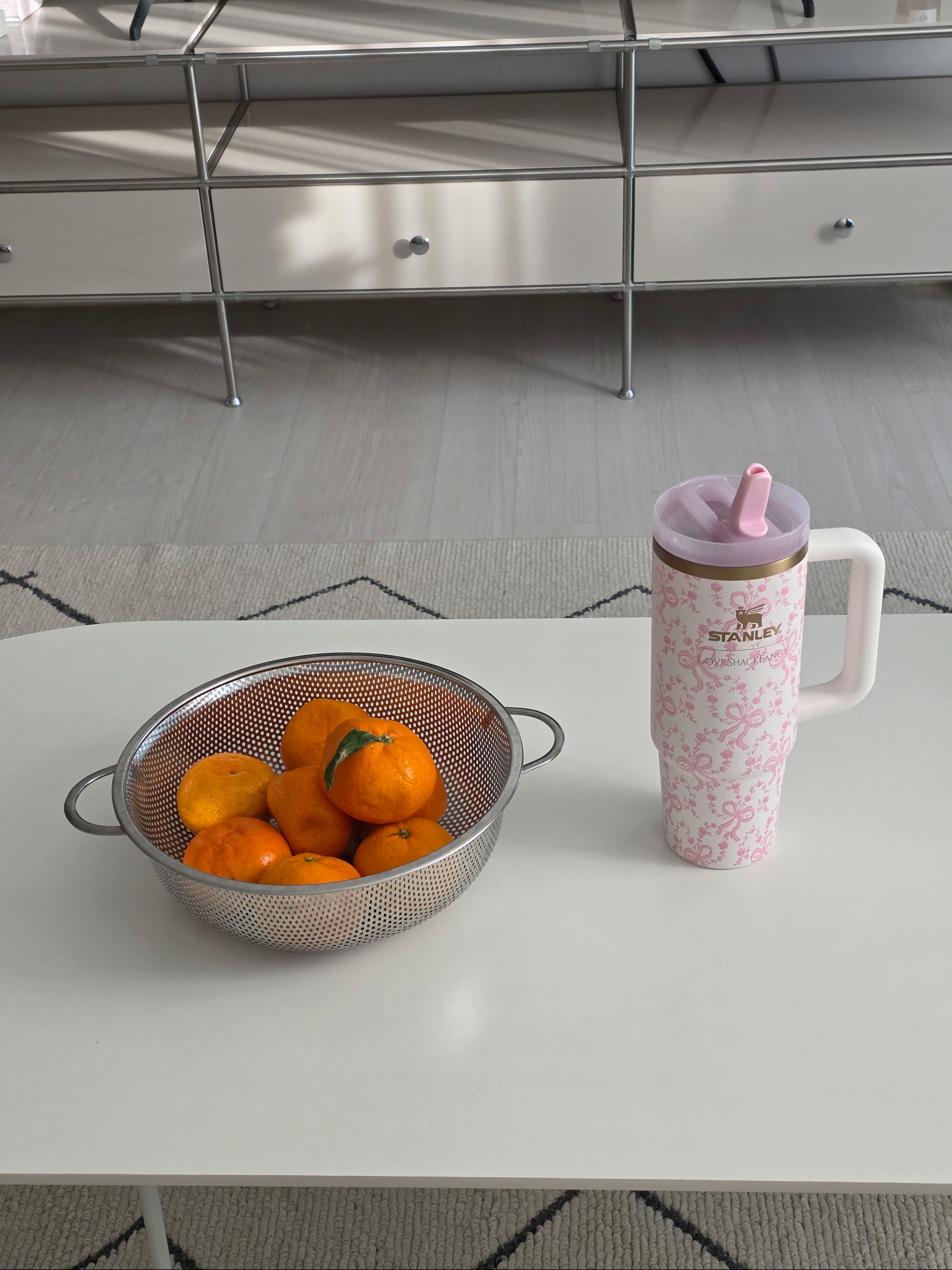 Stanley 1913 x LoveShackFancy Holiday The Quencher ProTour Flip Straw Tumbler 887ml Coquette Bow Chantilly 착용 스타일 - 4