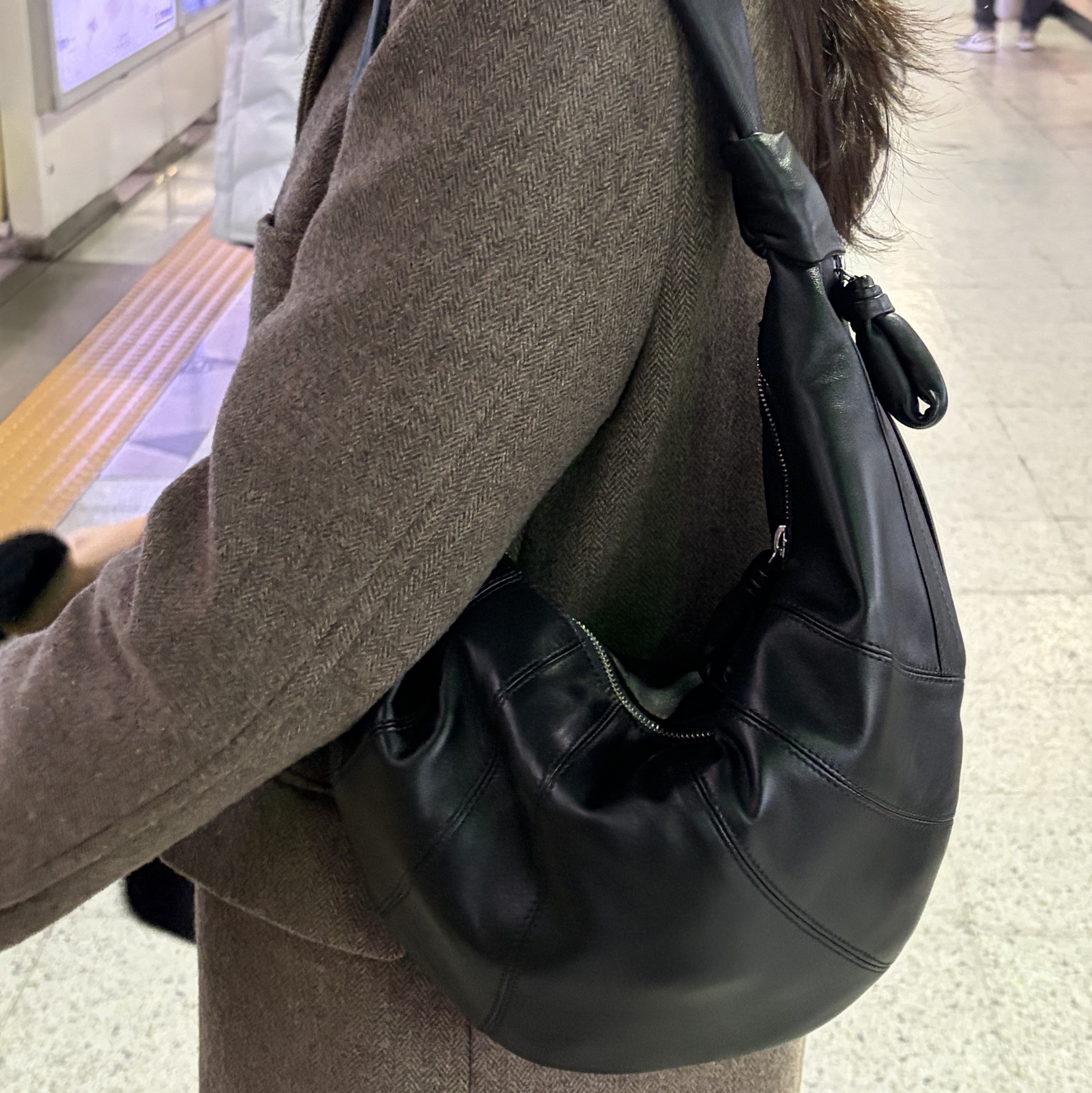 Lemaire Fortune Croissant Bag Soft Nappa Leather Black 착용 스타일 - 2