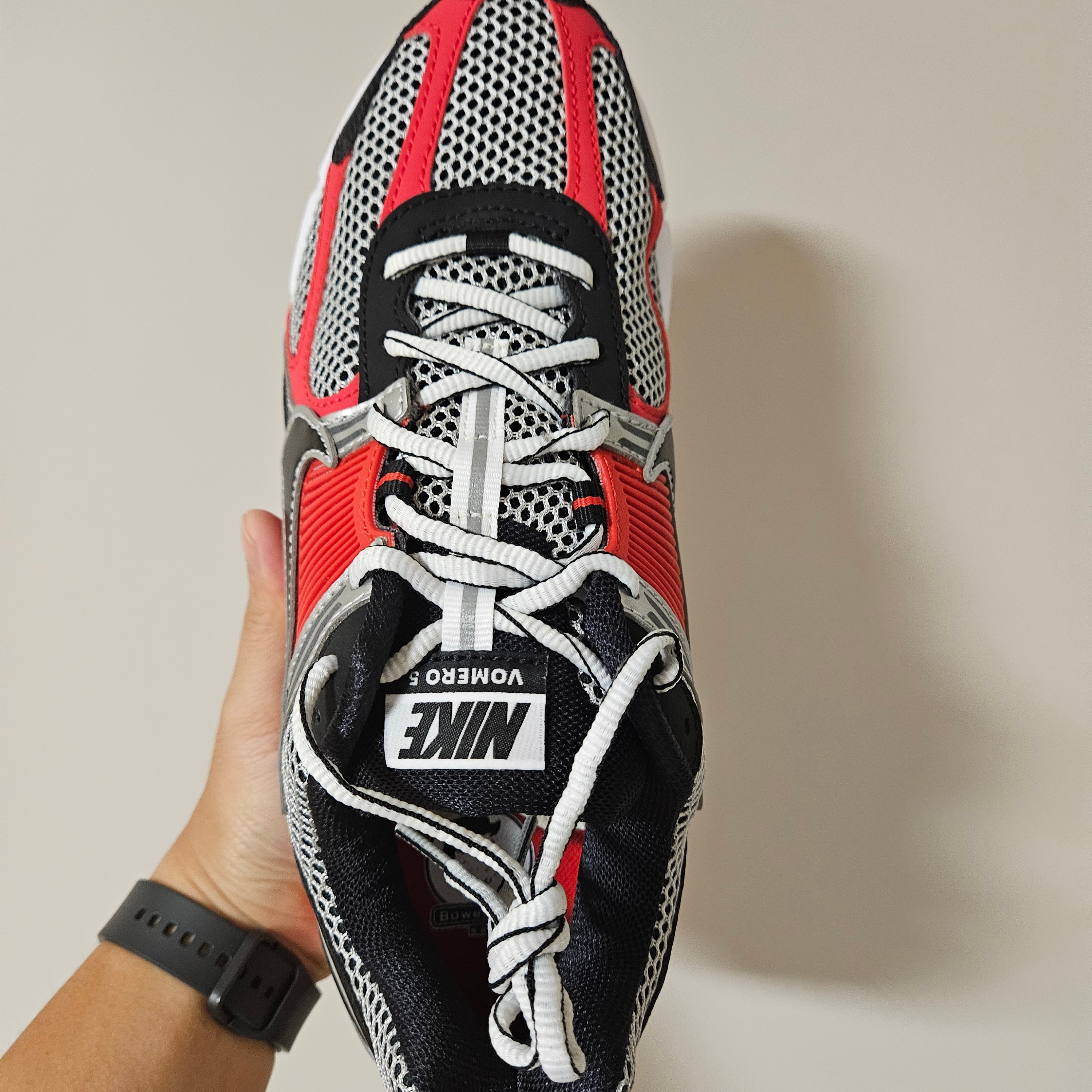Nike Zoom Vomero 5 Metallic Silver University Red 착용 스타일
