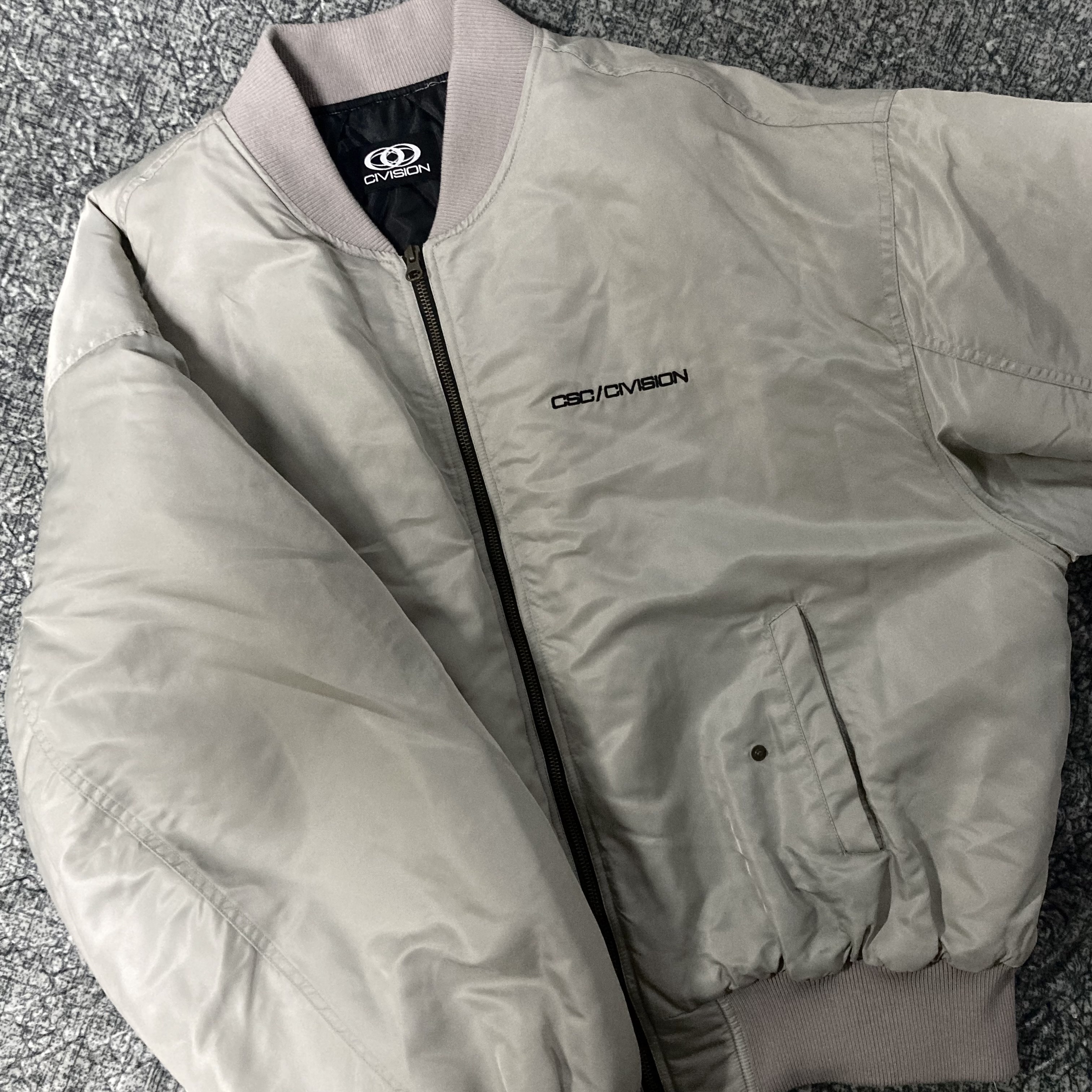 Civision by CSC Progressive Bomber Jacket Beige 착용 스타일 - 1
