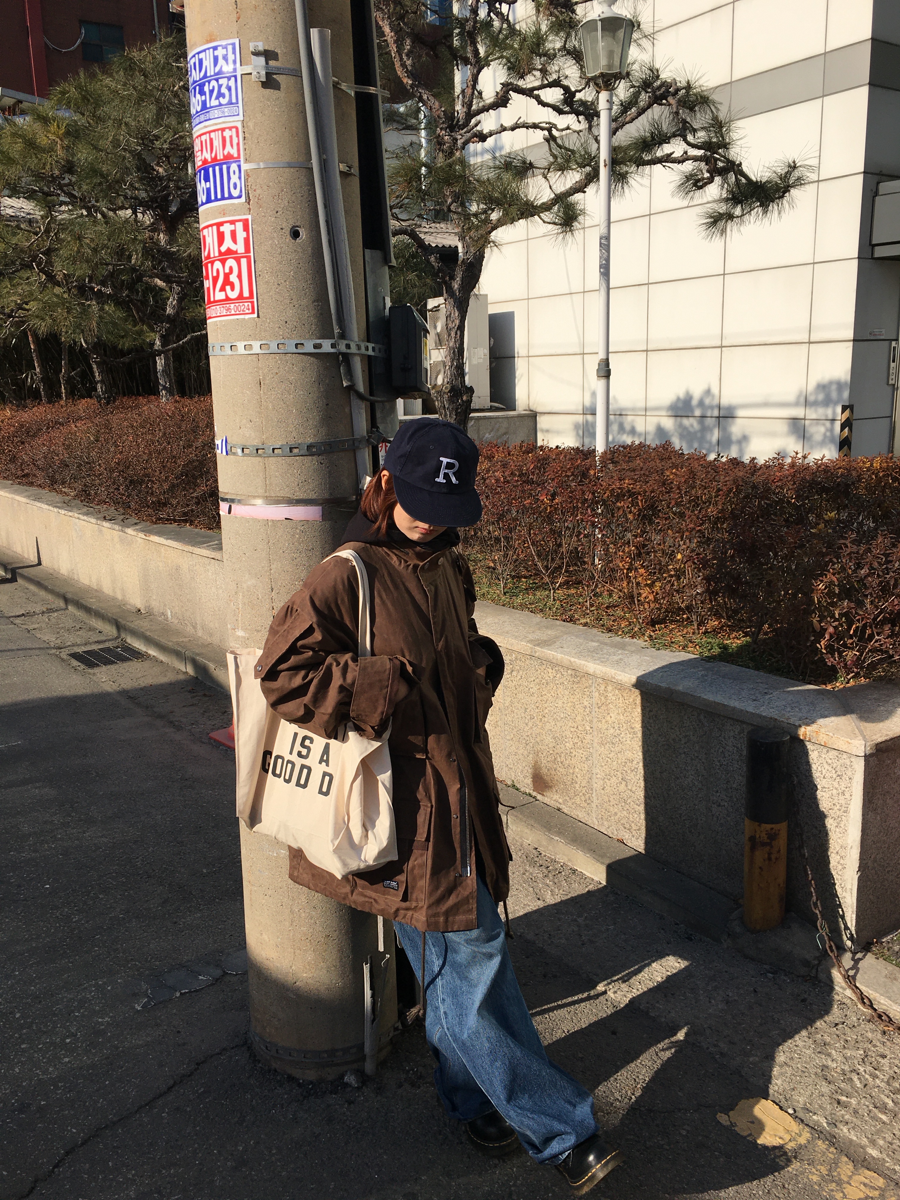 Vacant Archive Women Victor Cotton Field Jacket Brown, Dr. Martens x MM6 Maison Margiela 1490/1461 Twist Vintage Smooth Virginia Black 착용 스타일 - 2