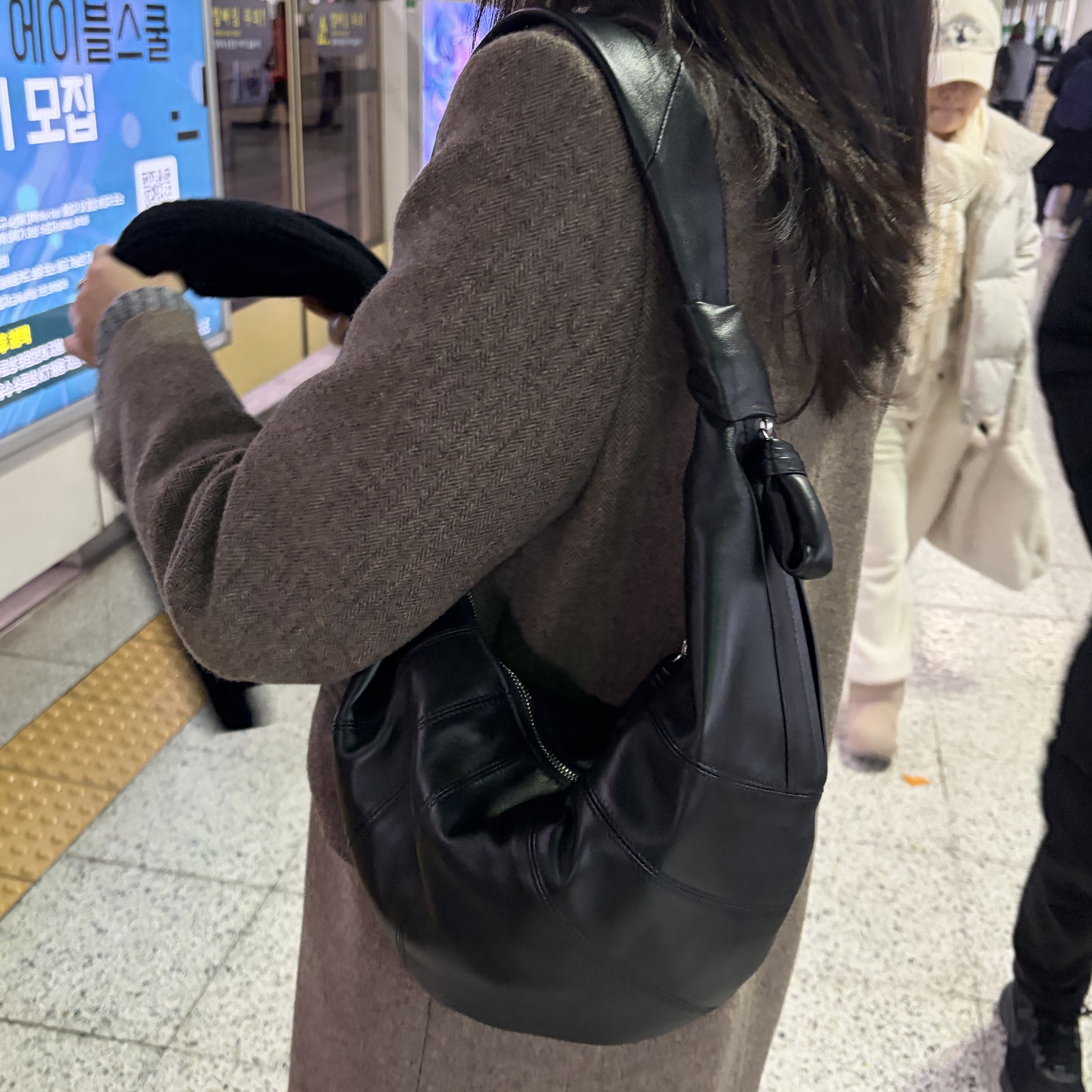 Lemaire Fortune Croissant Bag Soft Nappa Leather Black 착용 스타일 - 1