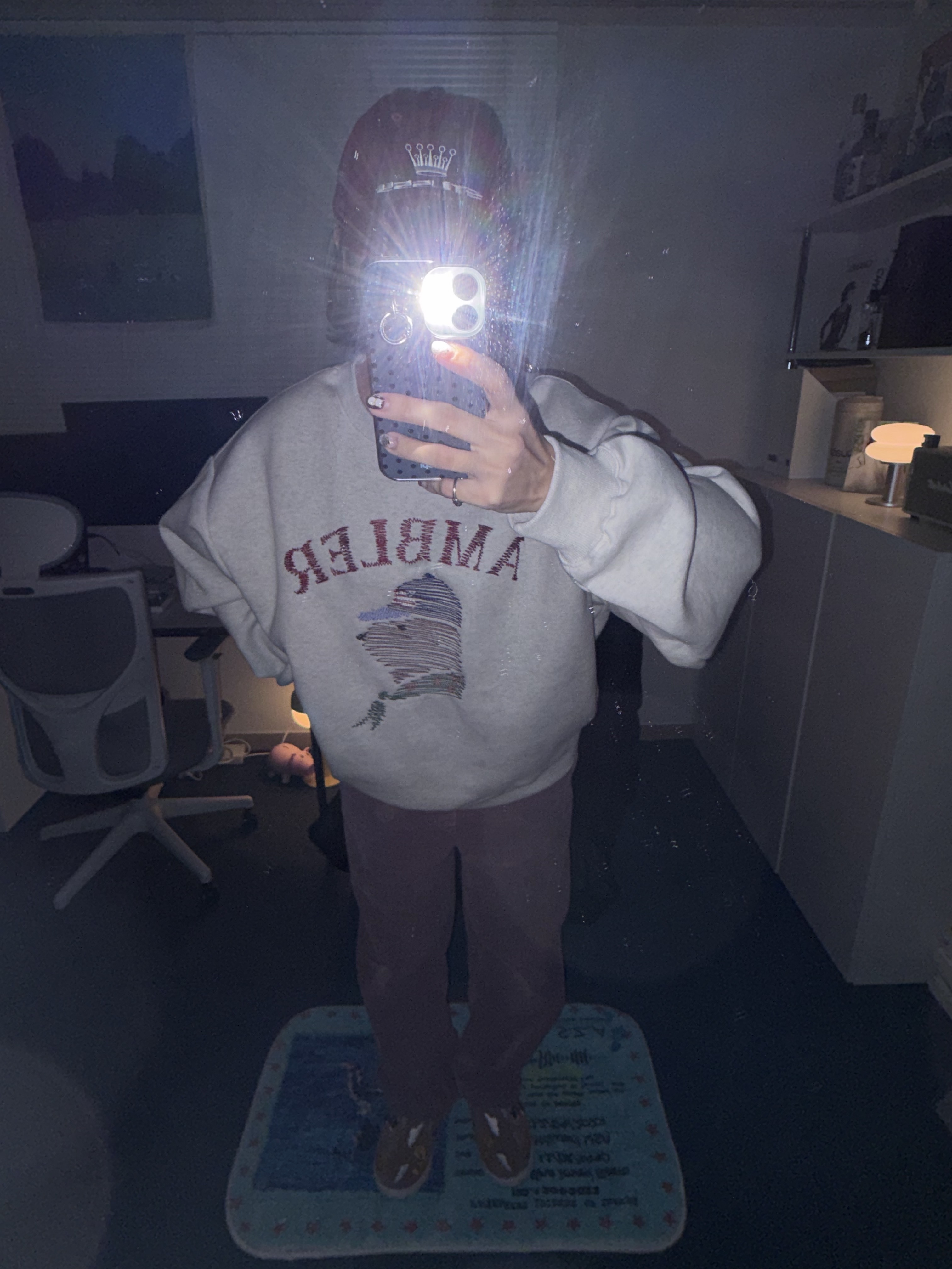 UGG x Palace x Looney Tunes Tasman Slipper Chestnut 착용 스타일 - 2
