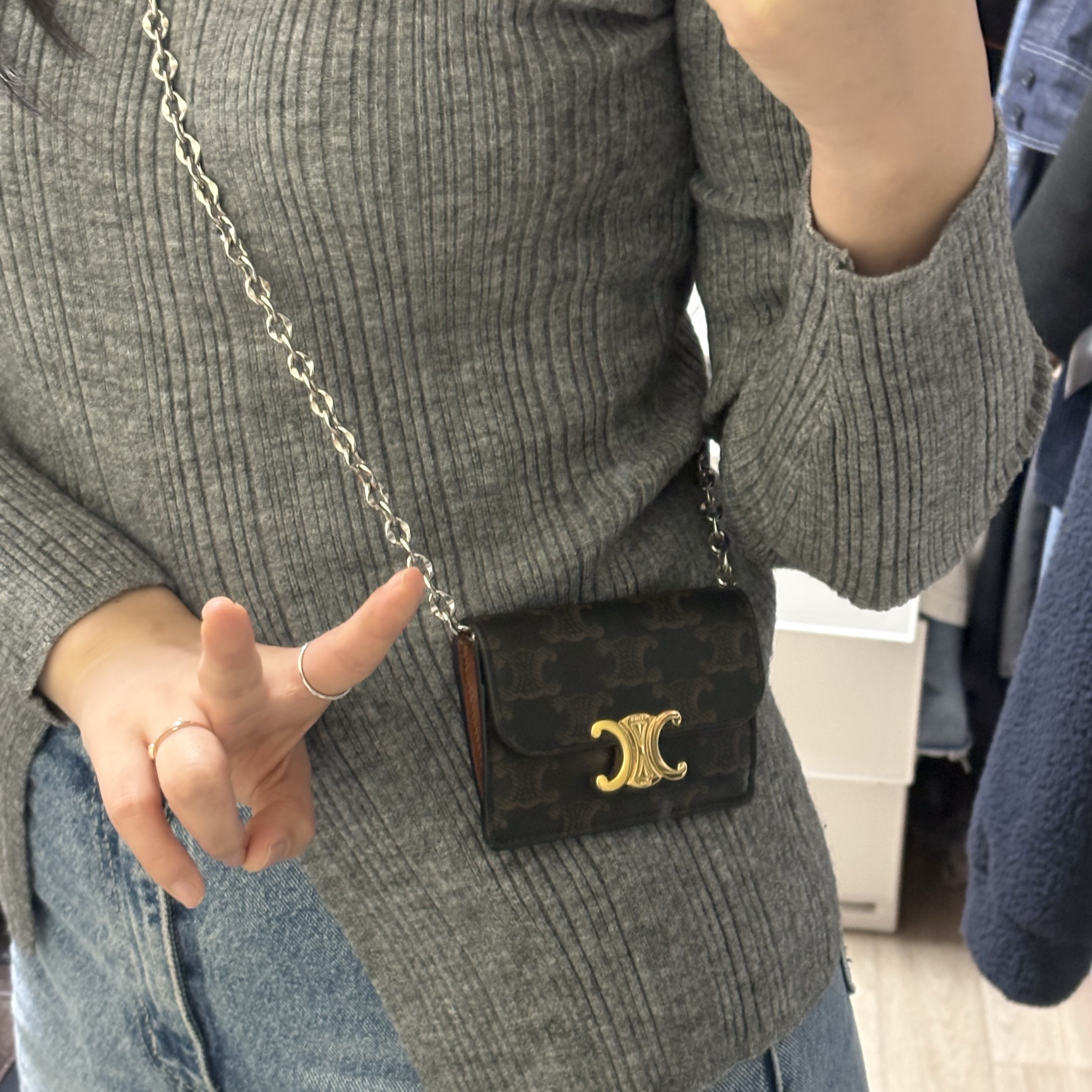 Celine Card Holder with Flap in Triomphe Canvas Tan 착용 스타일