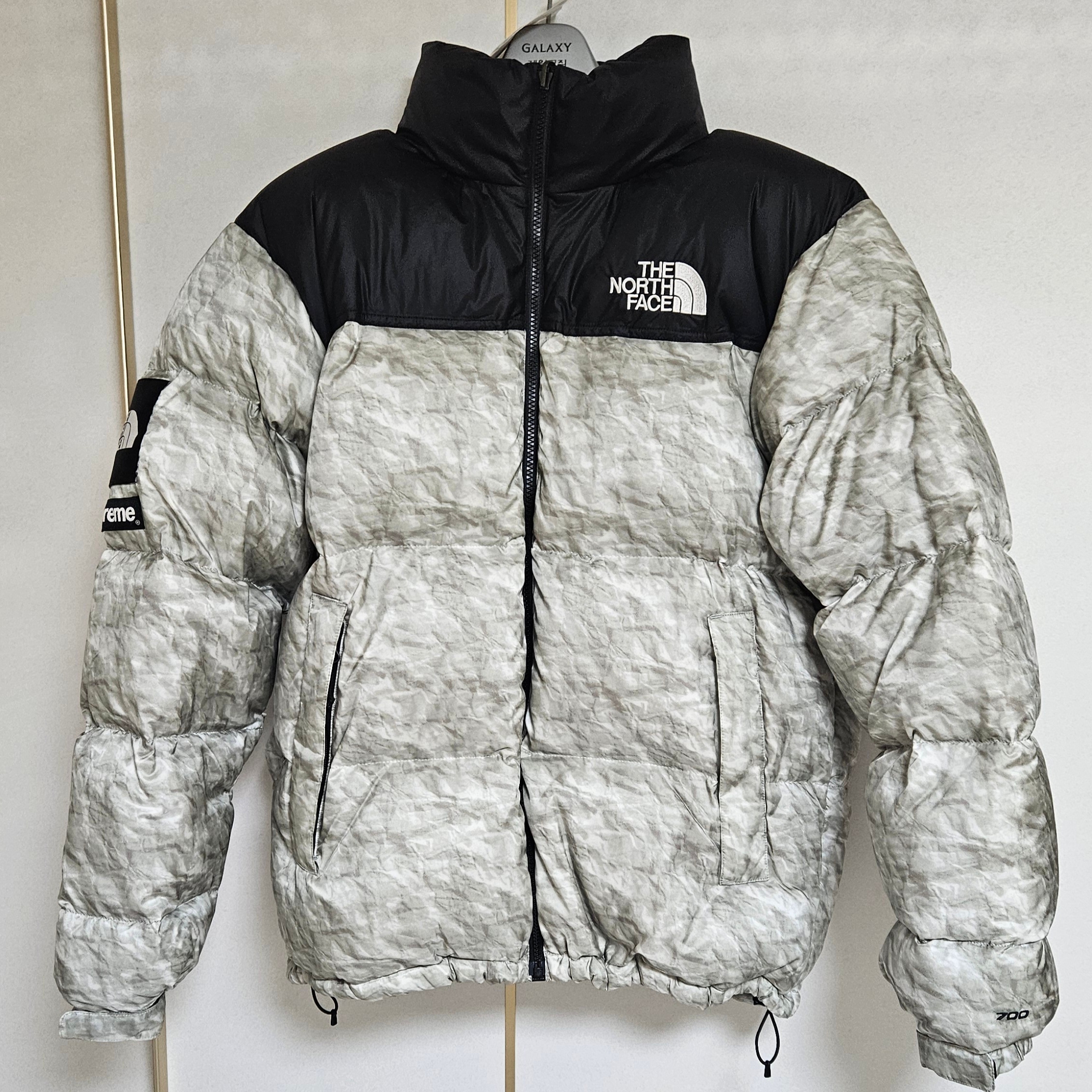 Supreme x The North Face Paper Print Nuptse Jacket - 19FW 착용 스타일