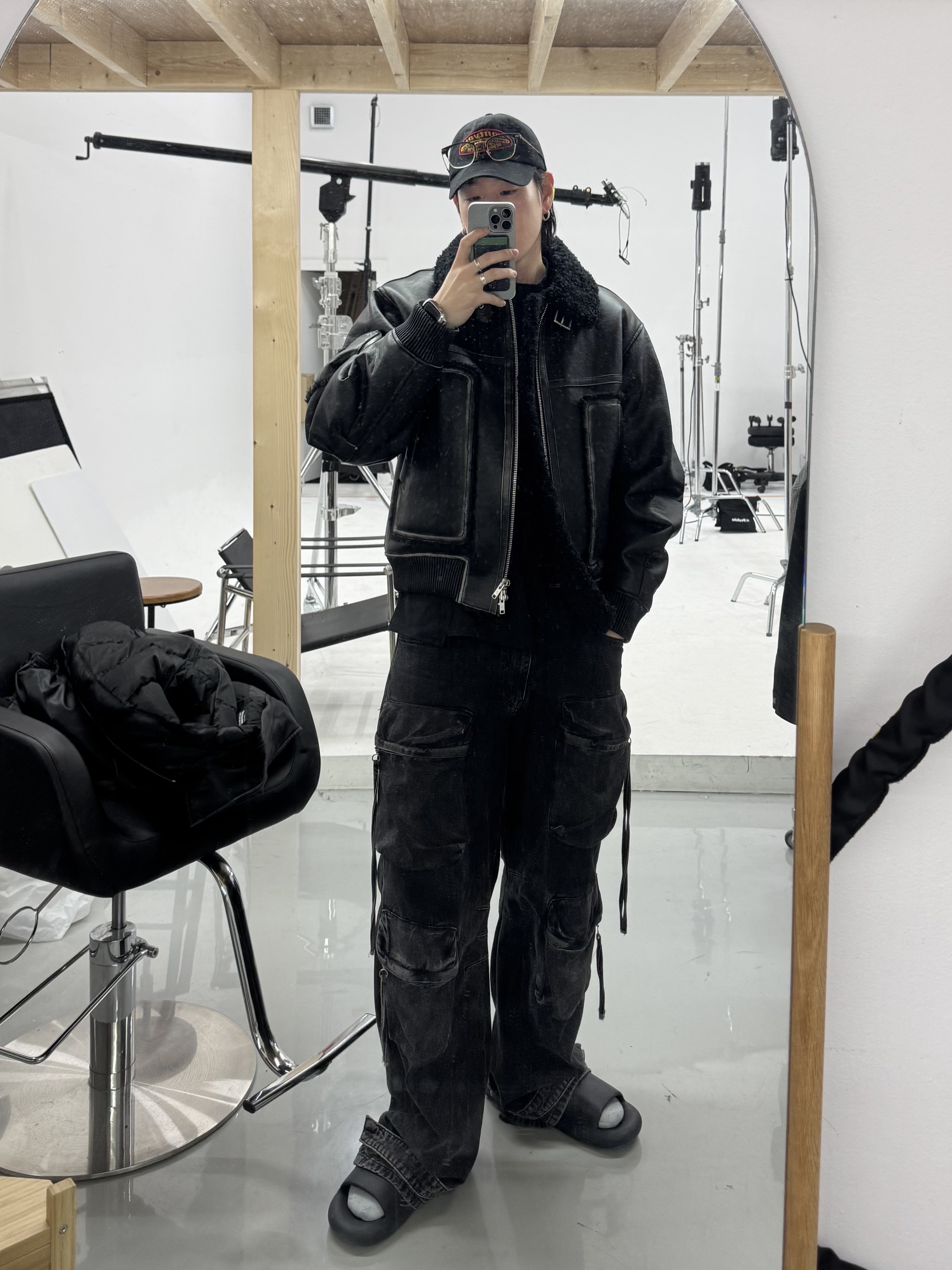 SINJIMORU MagSafe M Button Up Slide Card Wallet Case Black, Zara Utility Pocket Jeans Black 착용 스타일 - 2