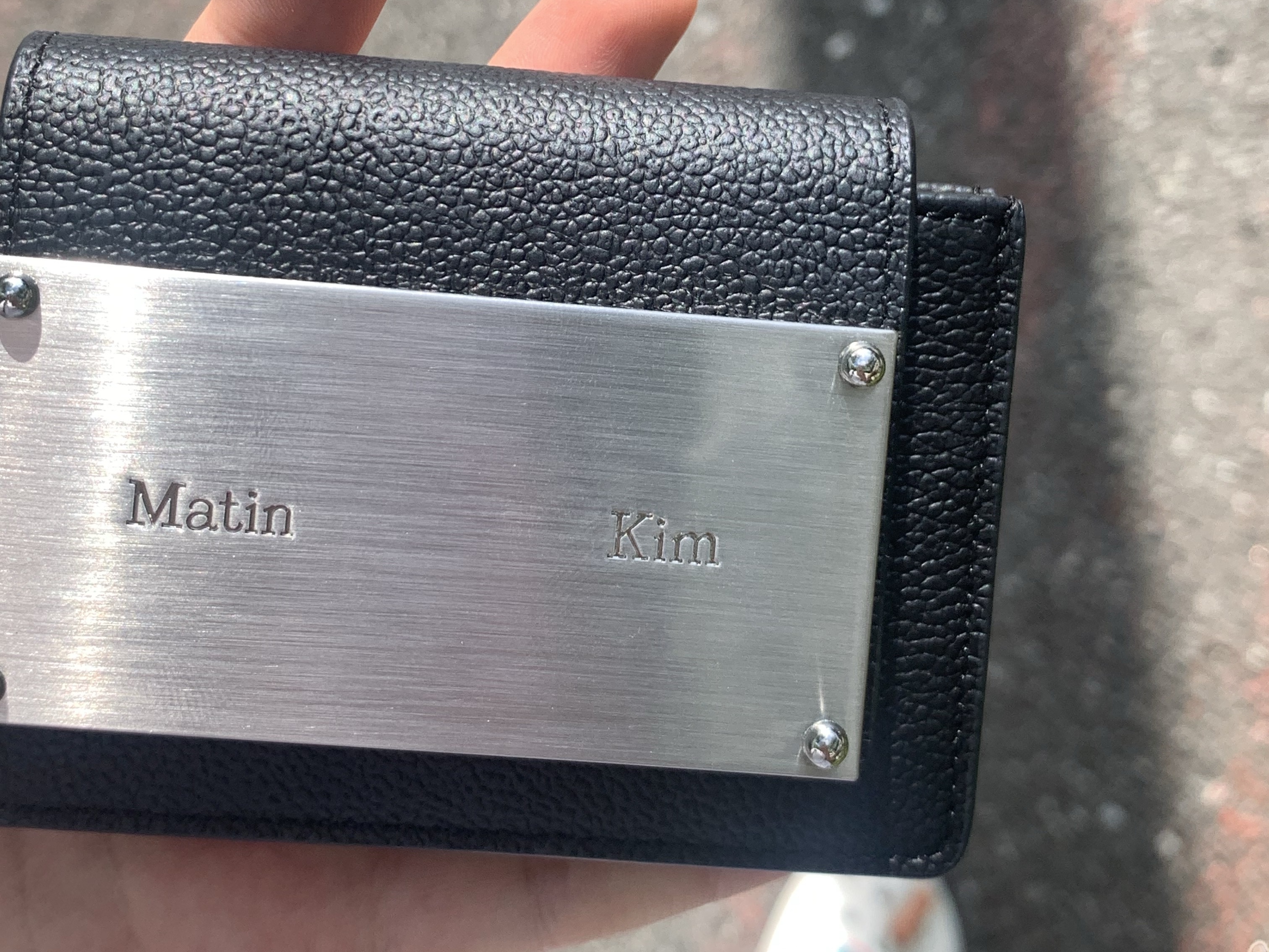Matin Kim Accordion Wallet Black 착용 스타일