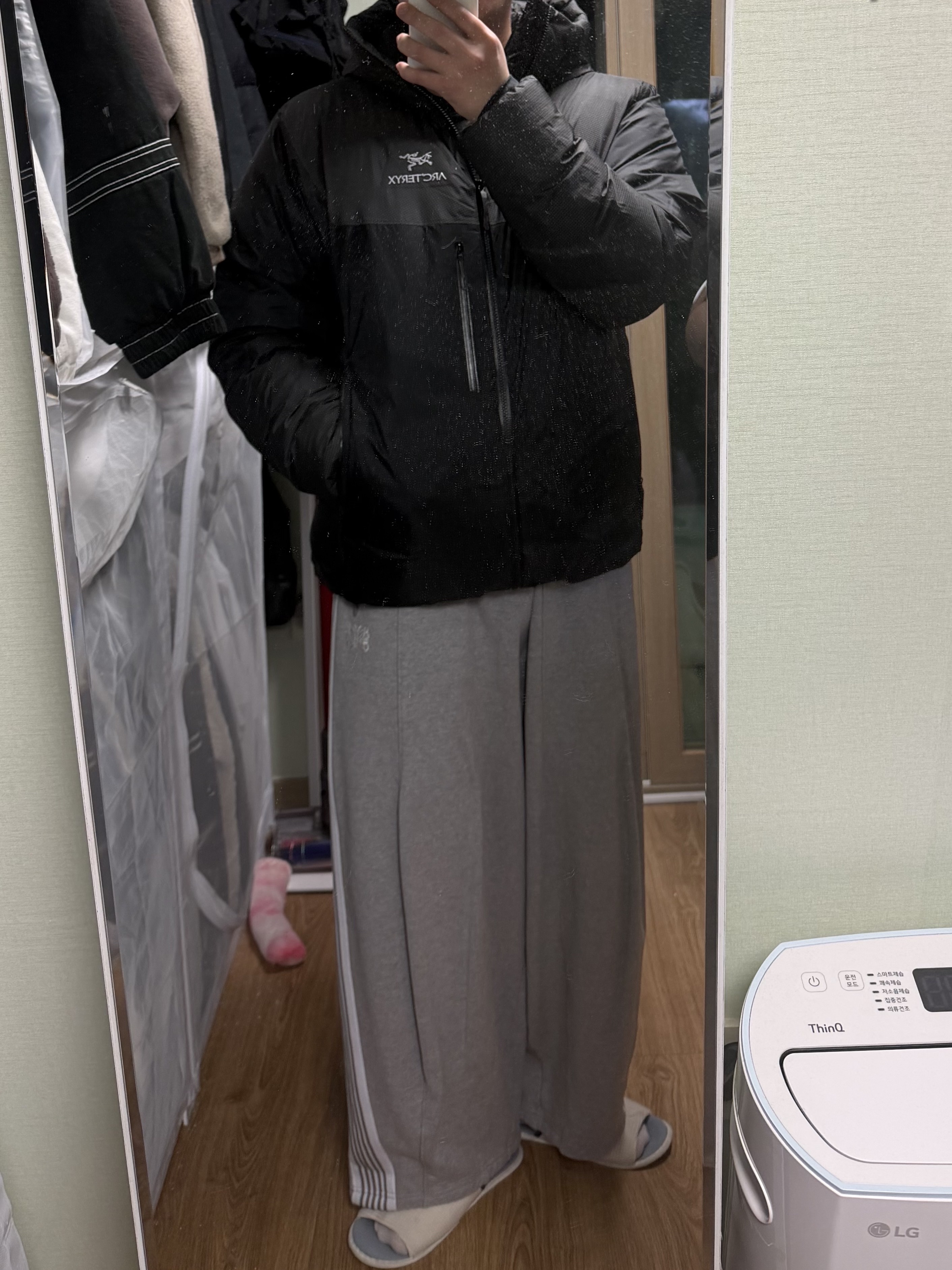 Arc'teryx Alpha Parka Black, Needles x LHP H.D. Track Pants Grey 착용 스타일 - 1
