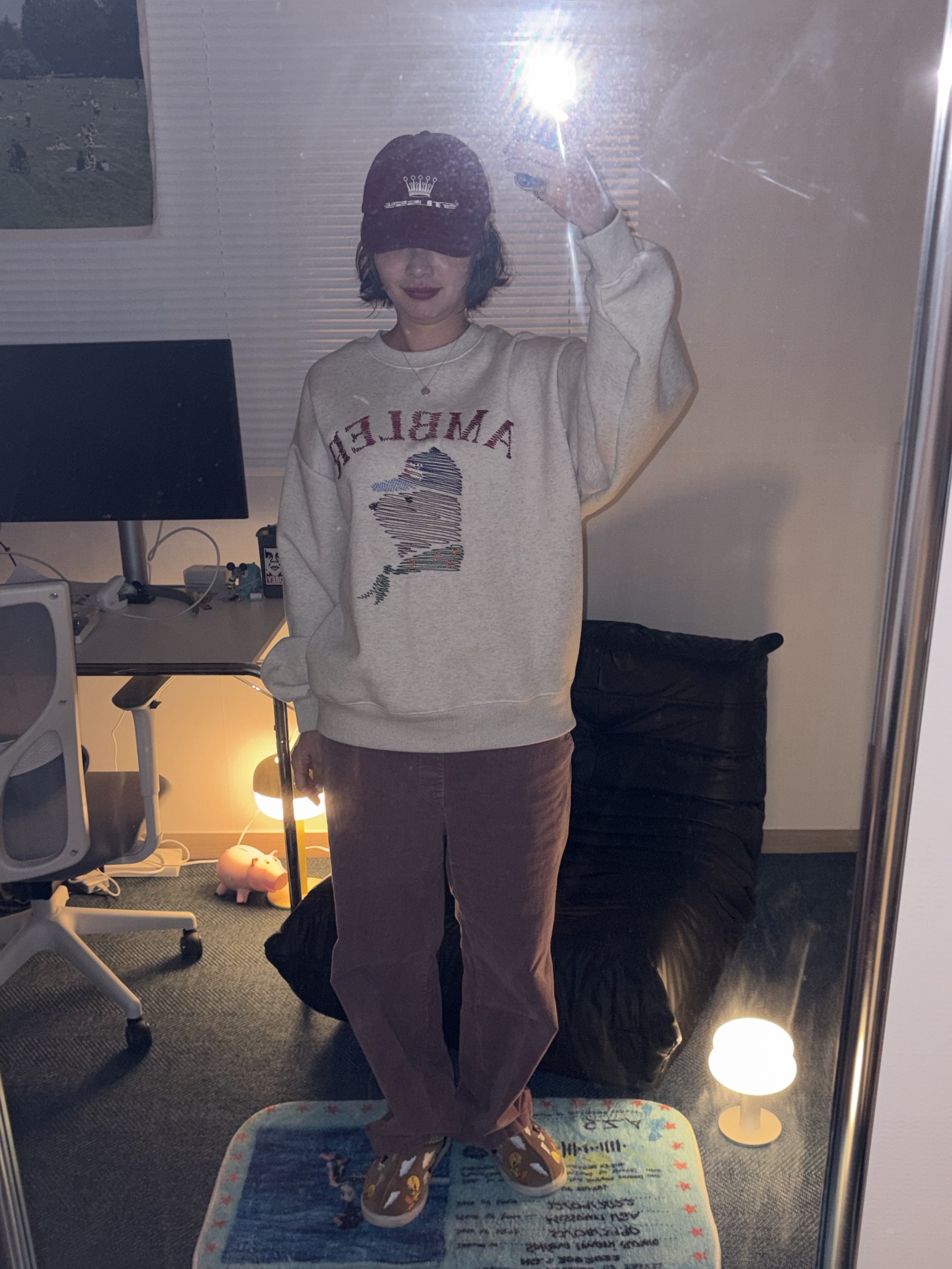 UGG x Palace x Looney Tunes Tasman Slipper Chestnut 착용 스타일 - 3