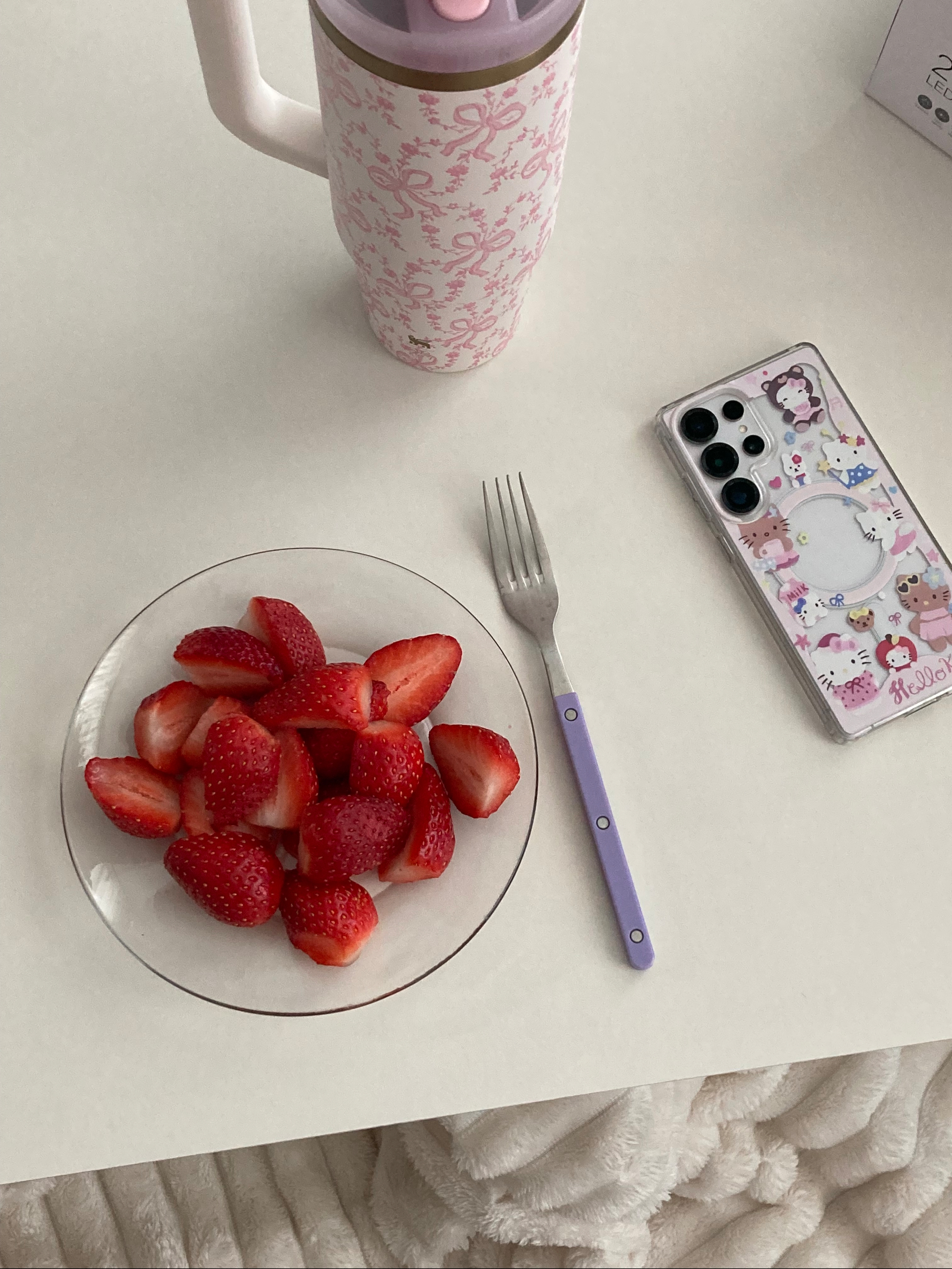 Stanley 1913 x LoveShackFancy Holiday The Quencher ProTour Flip Straw Tumbler 887ml Coquette Bow Chantilly 착용 스타일 - 2