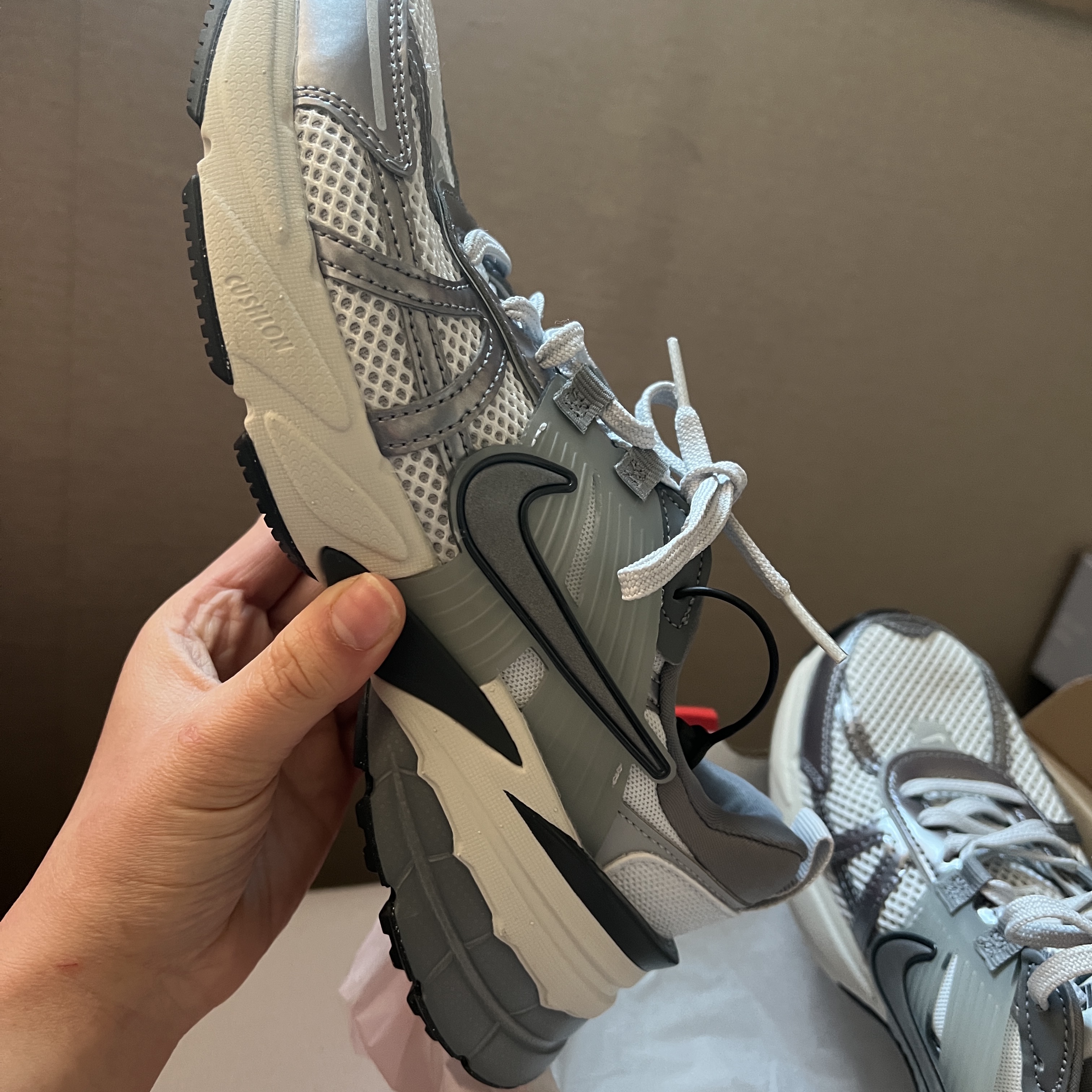 Nike V2K Run Pure Platinum Wolf Grey 착용 스타일 - 2