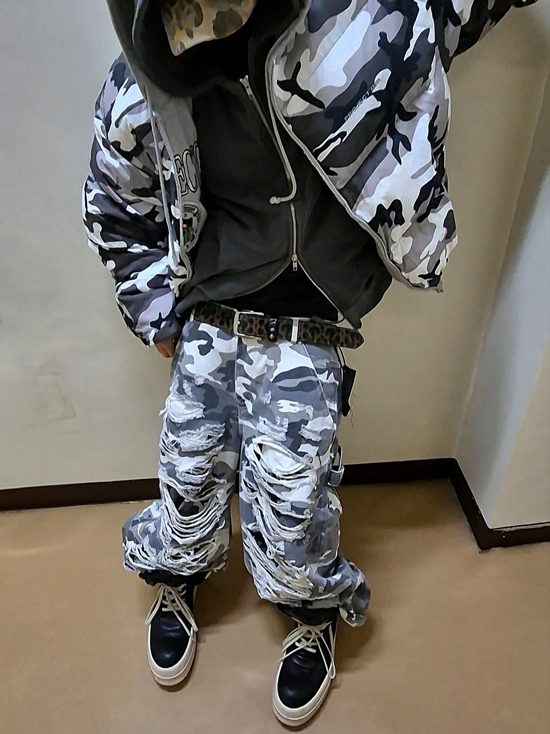 emostanceclub Double Layered Distressed Camo Pants White Camo 착용 스타일