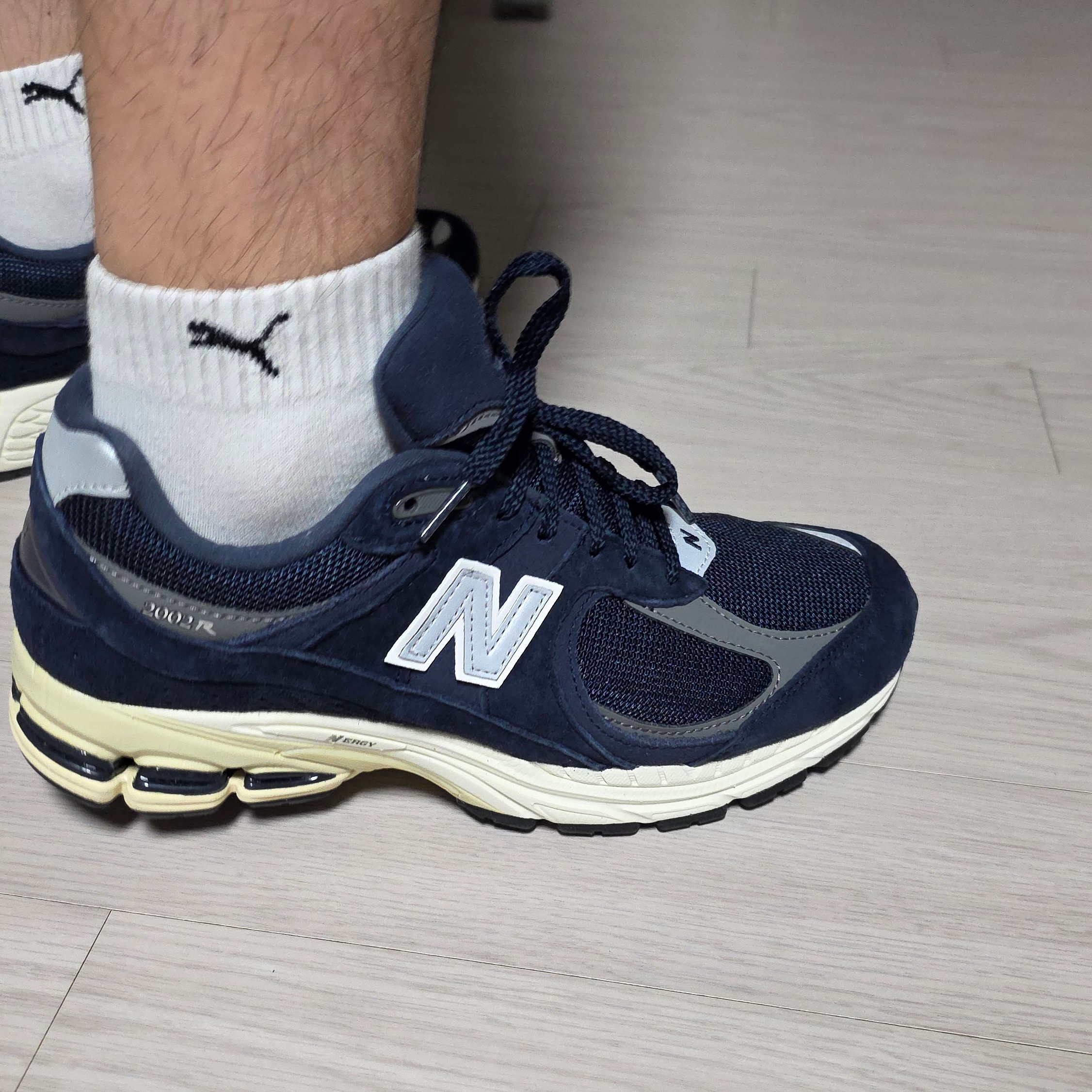 New Balance 2002R Eclipse Castlerock 착용 스타일 - 1