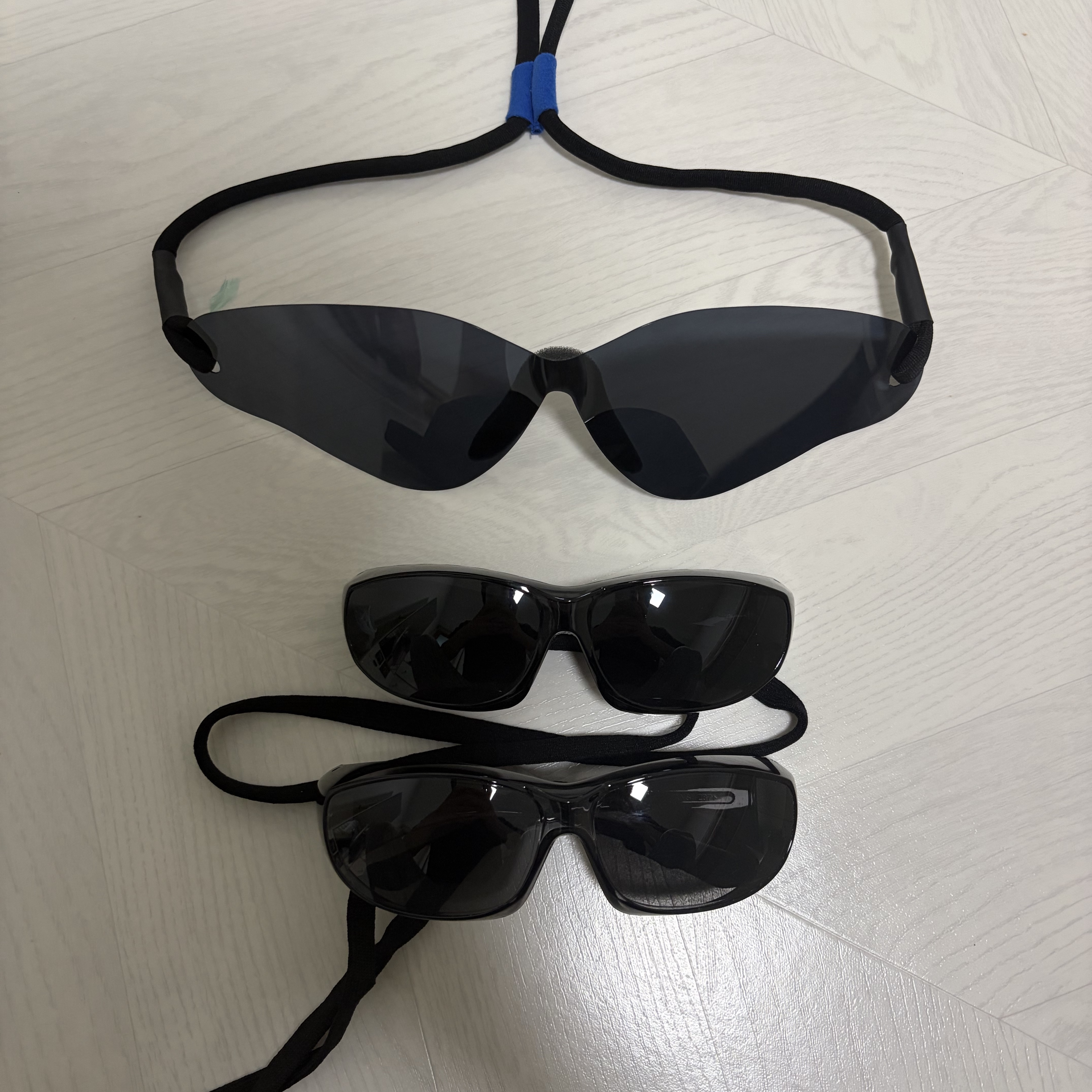 Yeezy SG-01 Shades Sunglasses Black, Yeezy SG-02 Black 착용 스타일 - 2