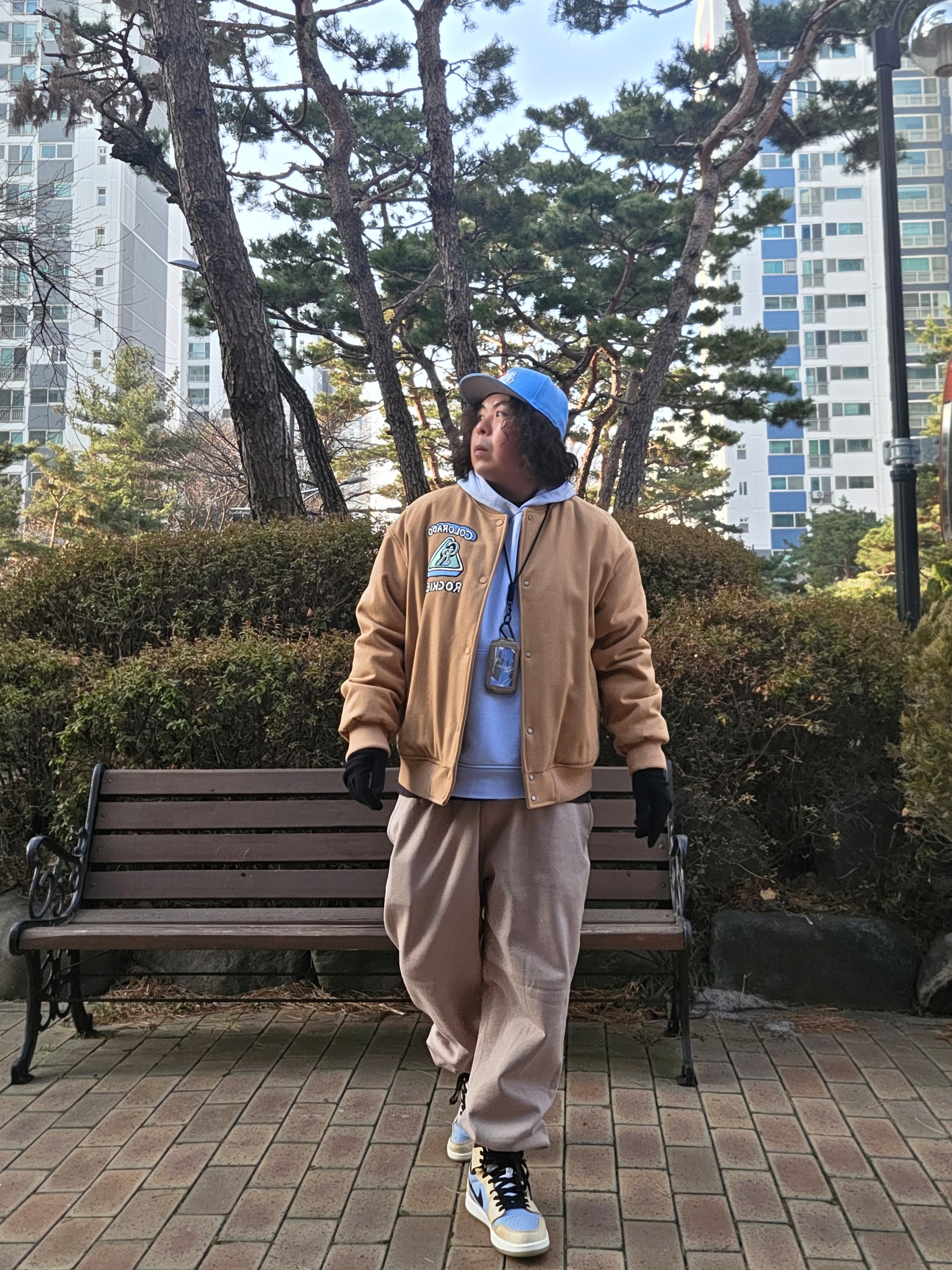 New Era x Hello Kitty Size Cap Radiant Blue, Nike Swoosh Knit Glove 2.0 Black 착용 스타일 - 5