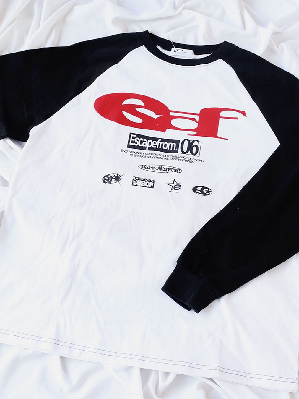 Escapefrom Red ESCF Logo Collage Print Long Sleeve Black 착용 스타일