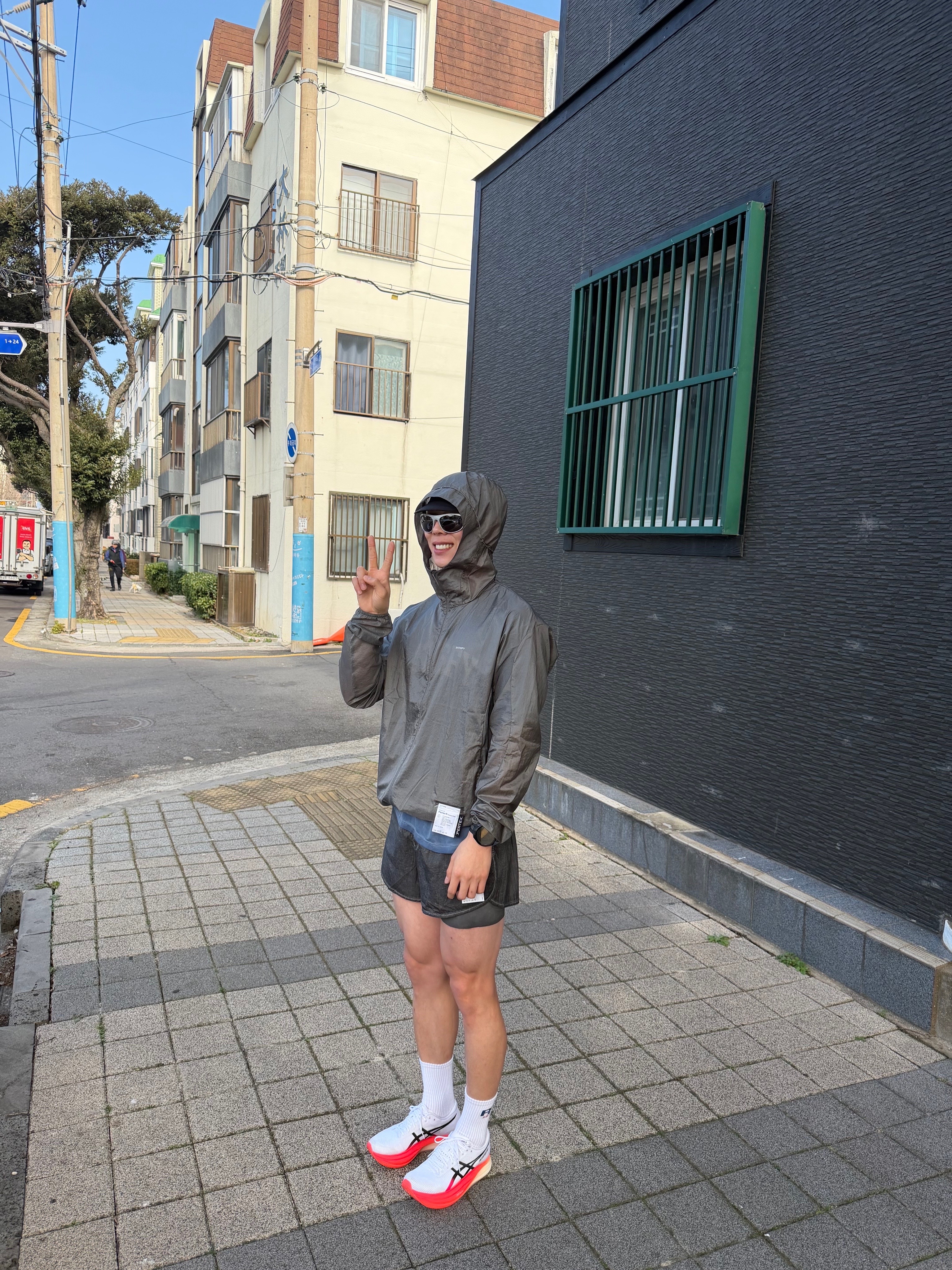 Satisfy Rippy 3 Inch Trail Shorts Aged Black, Satisfy Pertex Diamond Fuse Windbreaker Shadow 착용 스타일 - 1