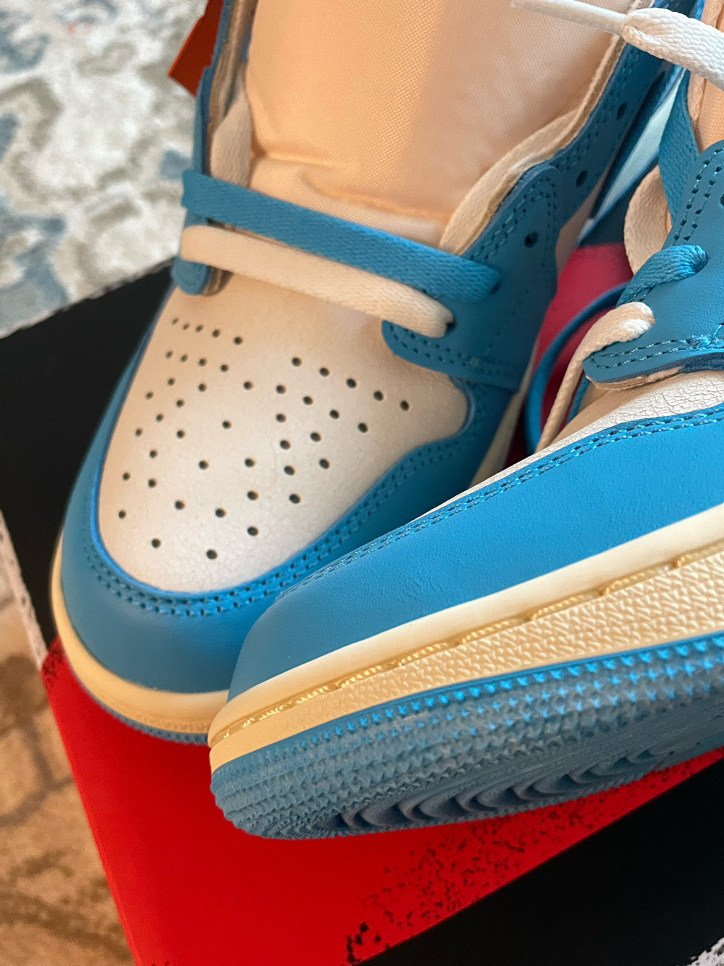 Jordan 1 Retro High OG UNC Reimagined 착용 스타일 - 3