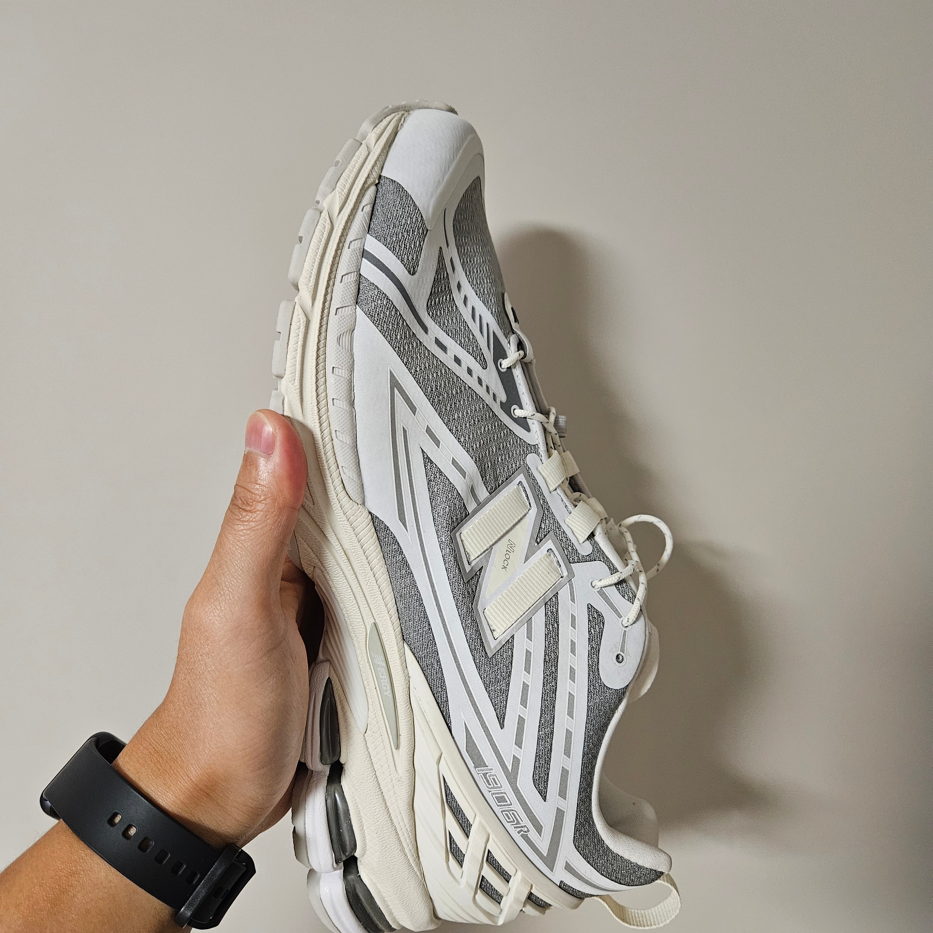New Balance 1906R Sea Salt Grey Matter 착용 스타일