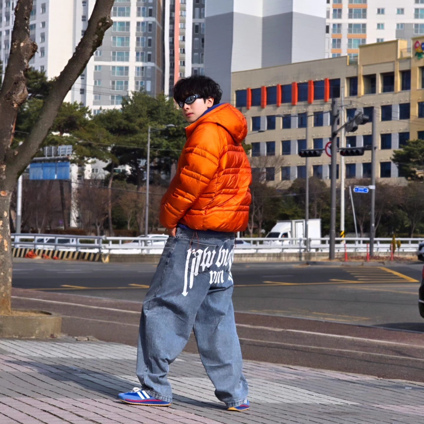 New Balance Flying 77 Superlight Hooded Goose Down Jacket Orange, NOMANUAL Raw Vision Denim Pants White Blue 착용 스타일 - 2