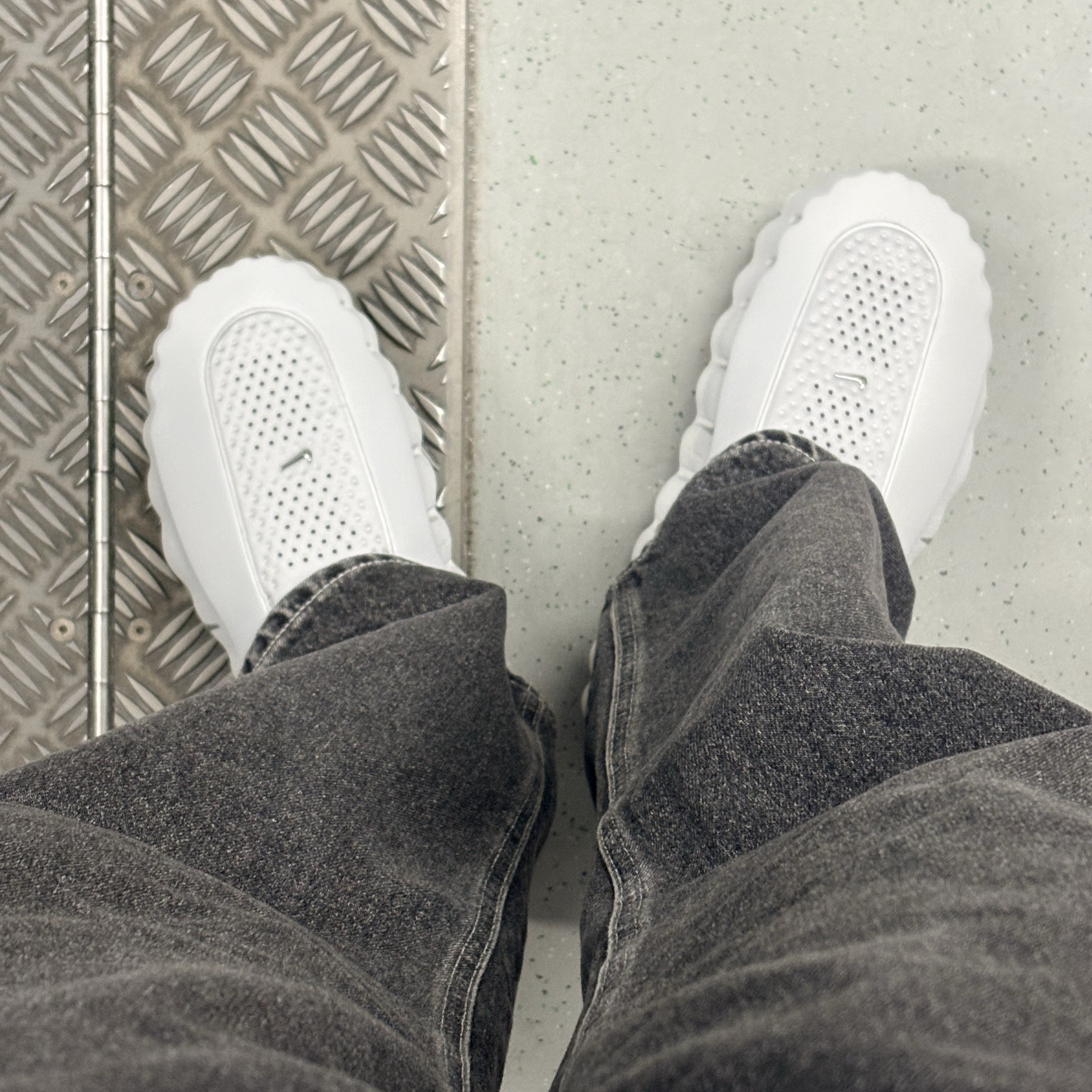 Nike Mind 001 Light Smoke Grey Chrome 착용 스타일