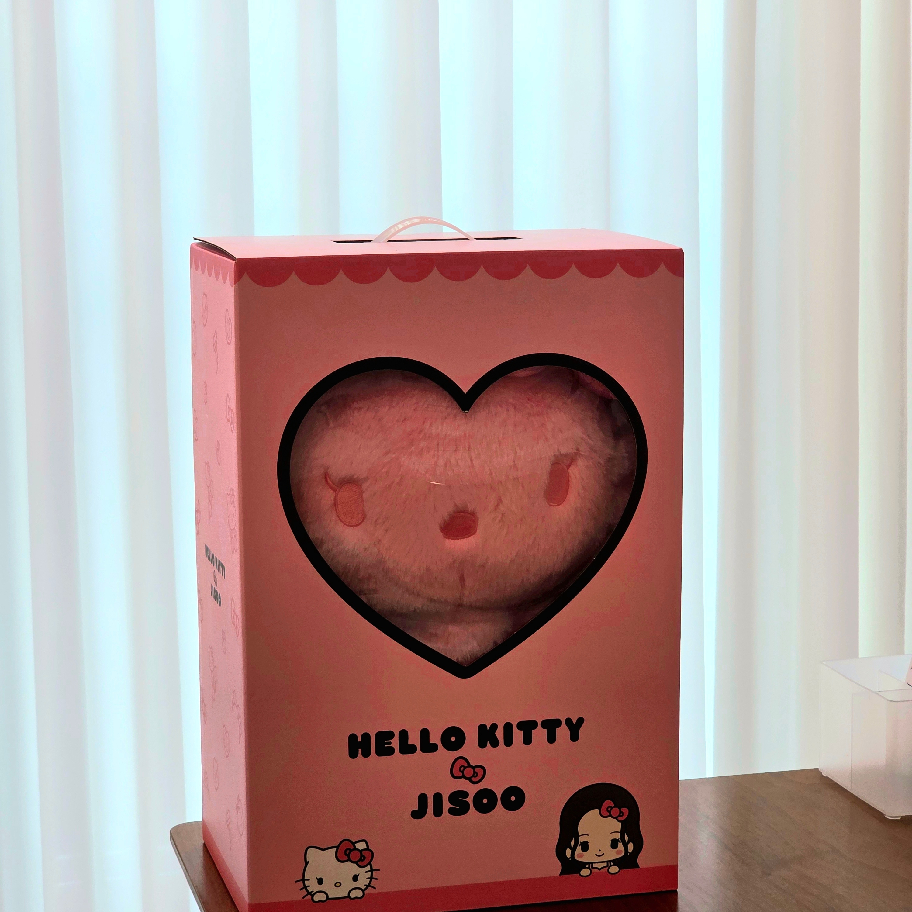 [HELLO KITTY x JISOO] 40CM Character Doll 착용 스타일