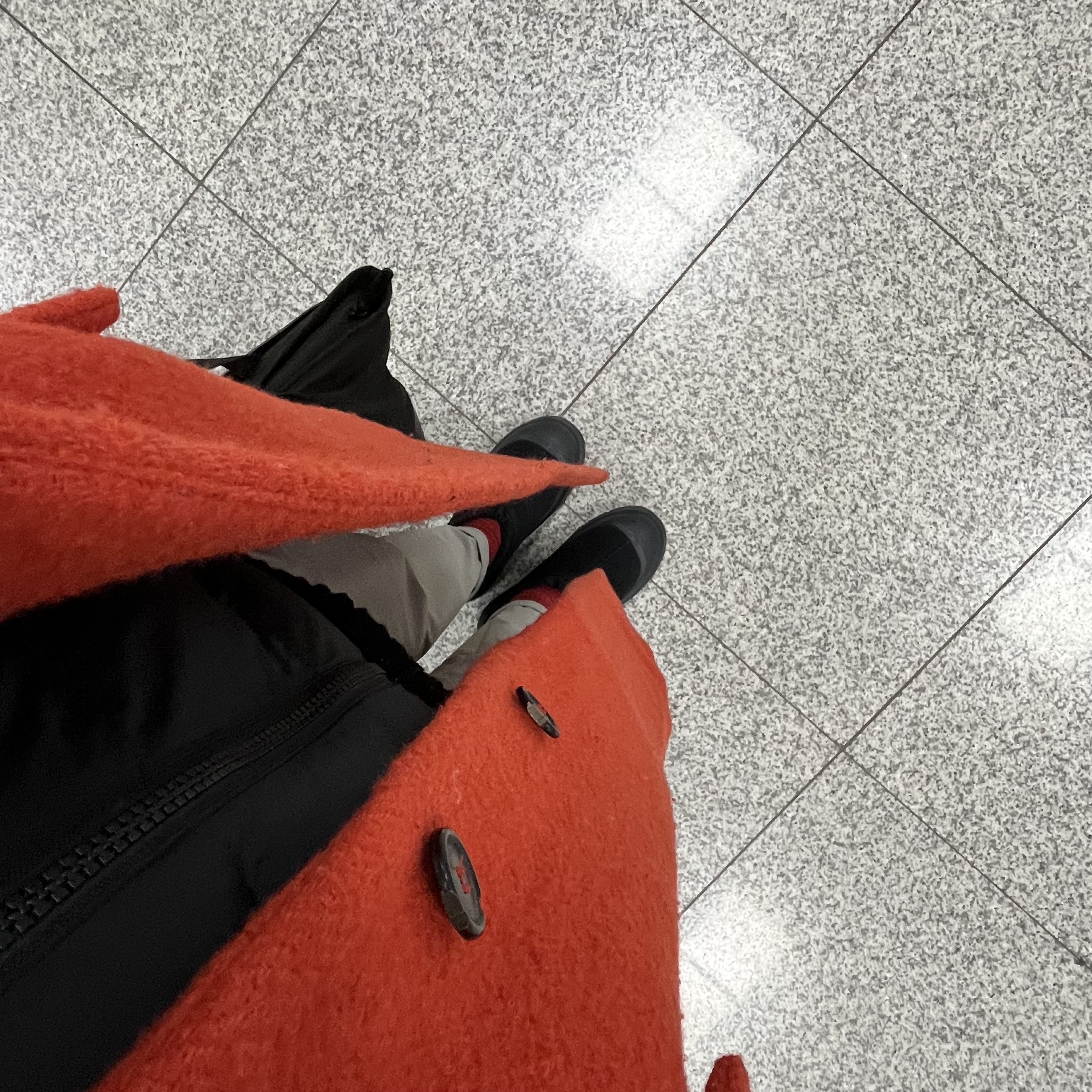 UGG Tasman Weather Hybrid Black, Zara x Ader Error Wool Blend Oversize Coat Orange 착용 스타일 - 2