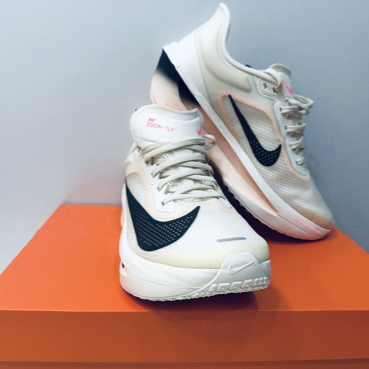 (W) Nike Zoom Fly 6 Pale Ivory Crimson Tint 착용 스타일 - 1