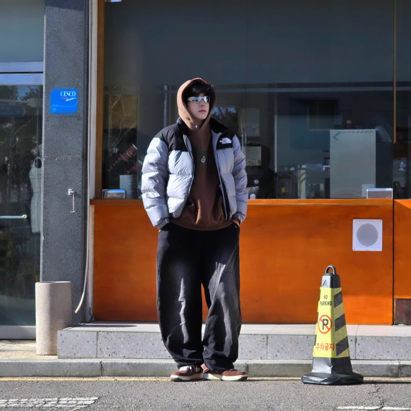 The North Face White Label Novelty Nuptse Down Jacket Heather Gray, Nike Air Force 1 Mid '07 QS Chocolate 착용 스타일 - 3
